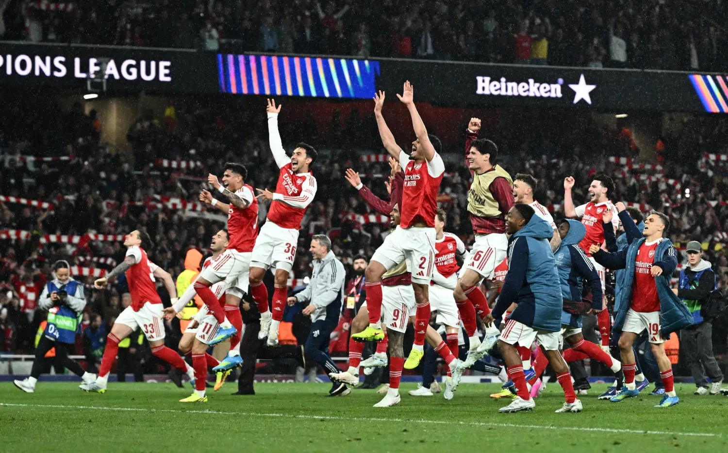 آرسنال المنتشي بتأهله لنهائي دوري الأبطال على حساب أتلتيكو يتطلع لتعزيز موقعه في الصدارة (رويترز)