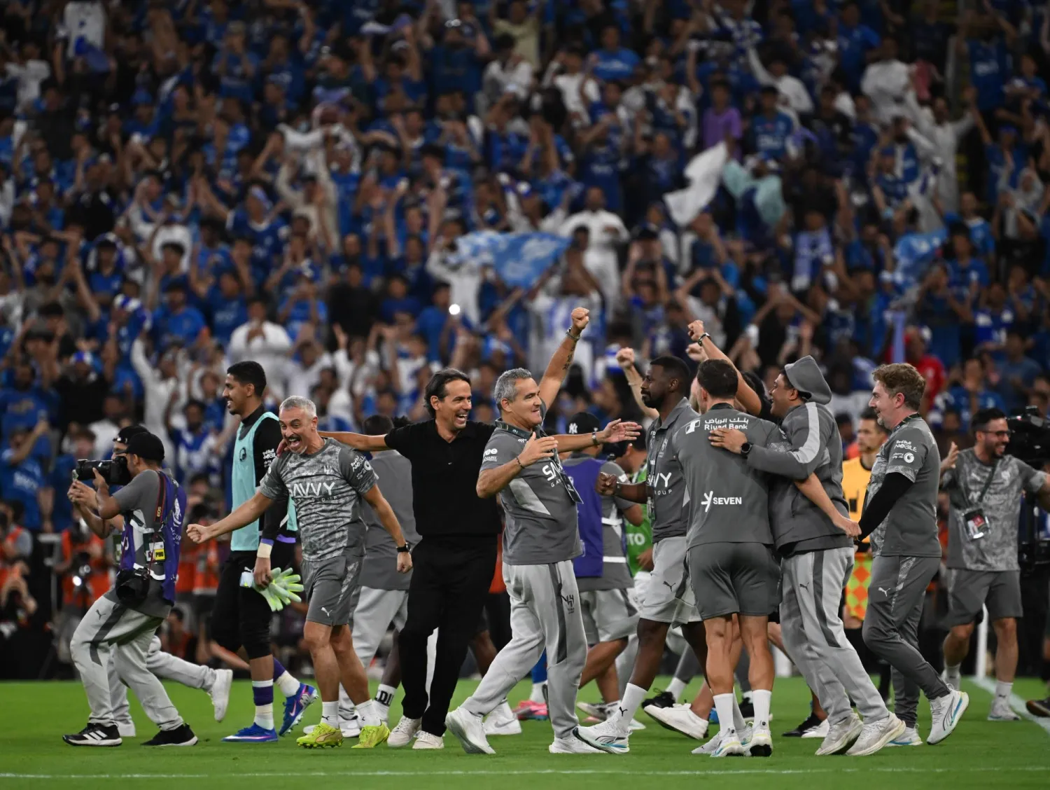سيموني إنزاغي مدرب الهلال وطاقمه الفني واحتفالية اللقب (تصوير: علي خمج) 