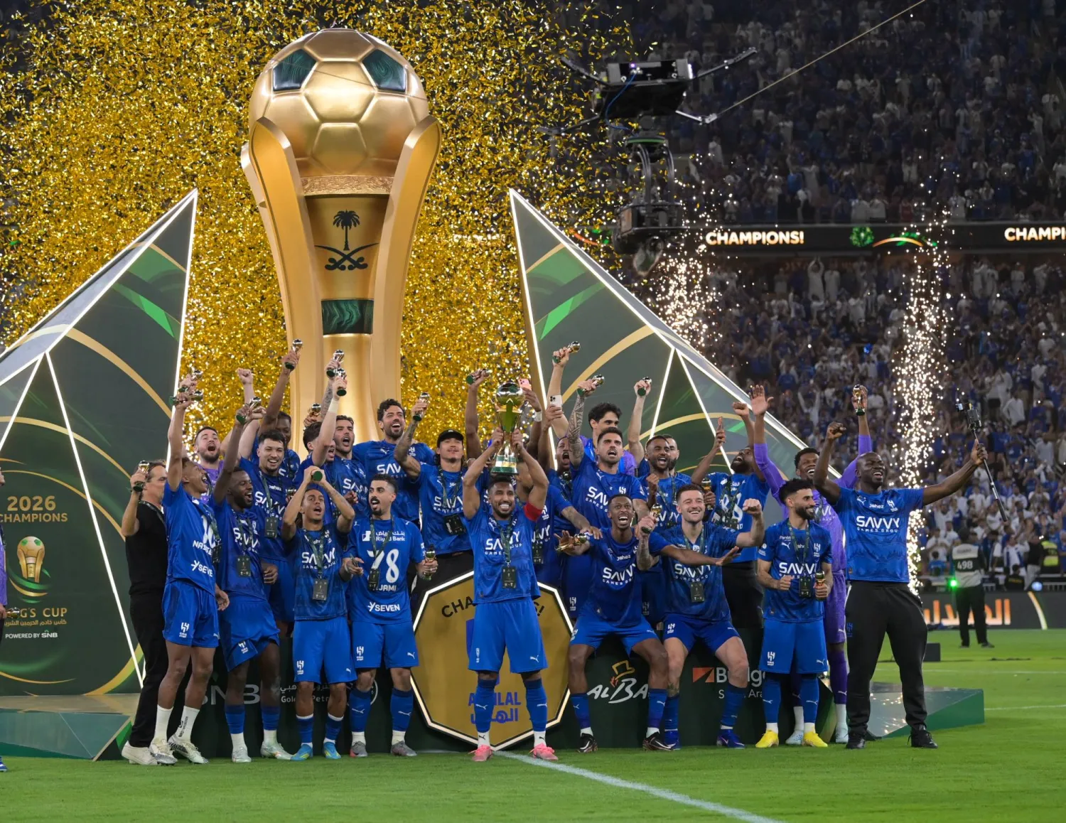 لاعبو فريق الهلال يحتفلون باللقب الملكي على أرض الملعب (تصوير: علي خمج)