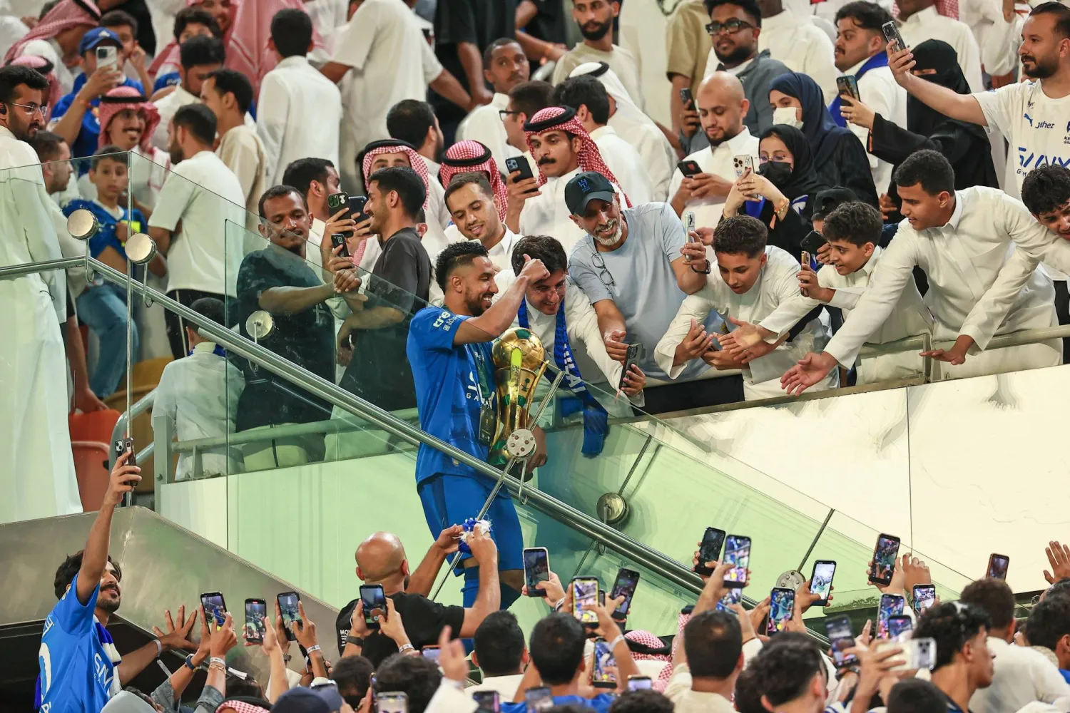 الدوسري قائد الهلال يحتفل مع الجماهير بالكأس الملكية (تصوير: محمد المانع)