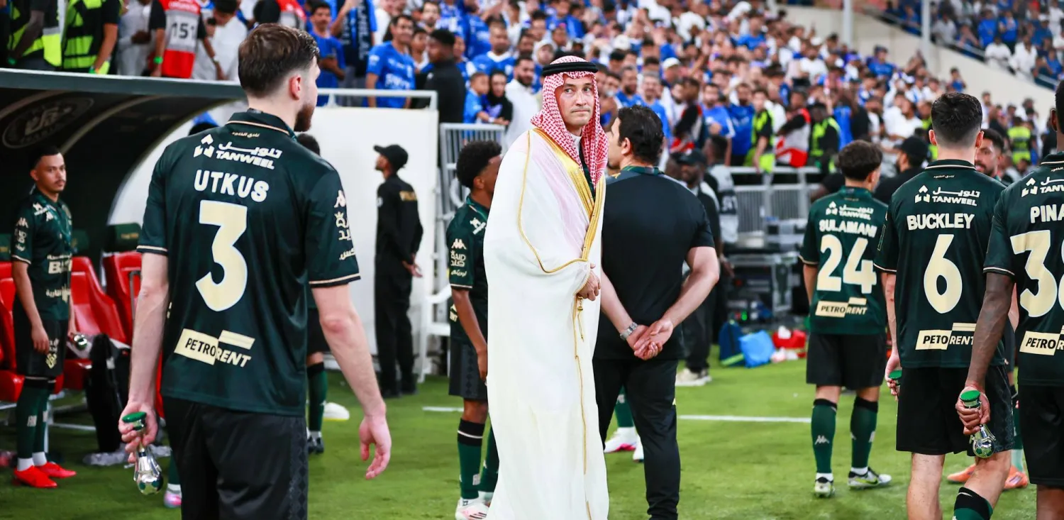 الأميركي بن هاربورغ مالك نادي الخلود مع لاعبيه بعد نهاية المباراة (تصوير: محمد المانع)