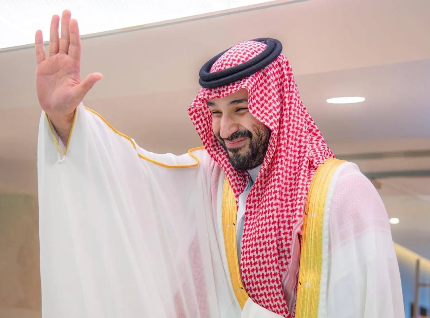 الأمير محمد بن سلمان يلوّح للجماهير الحاضرة في ملعب الإنماء (واس)
