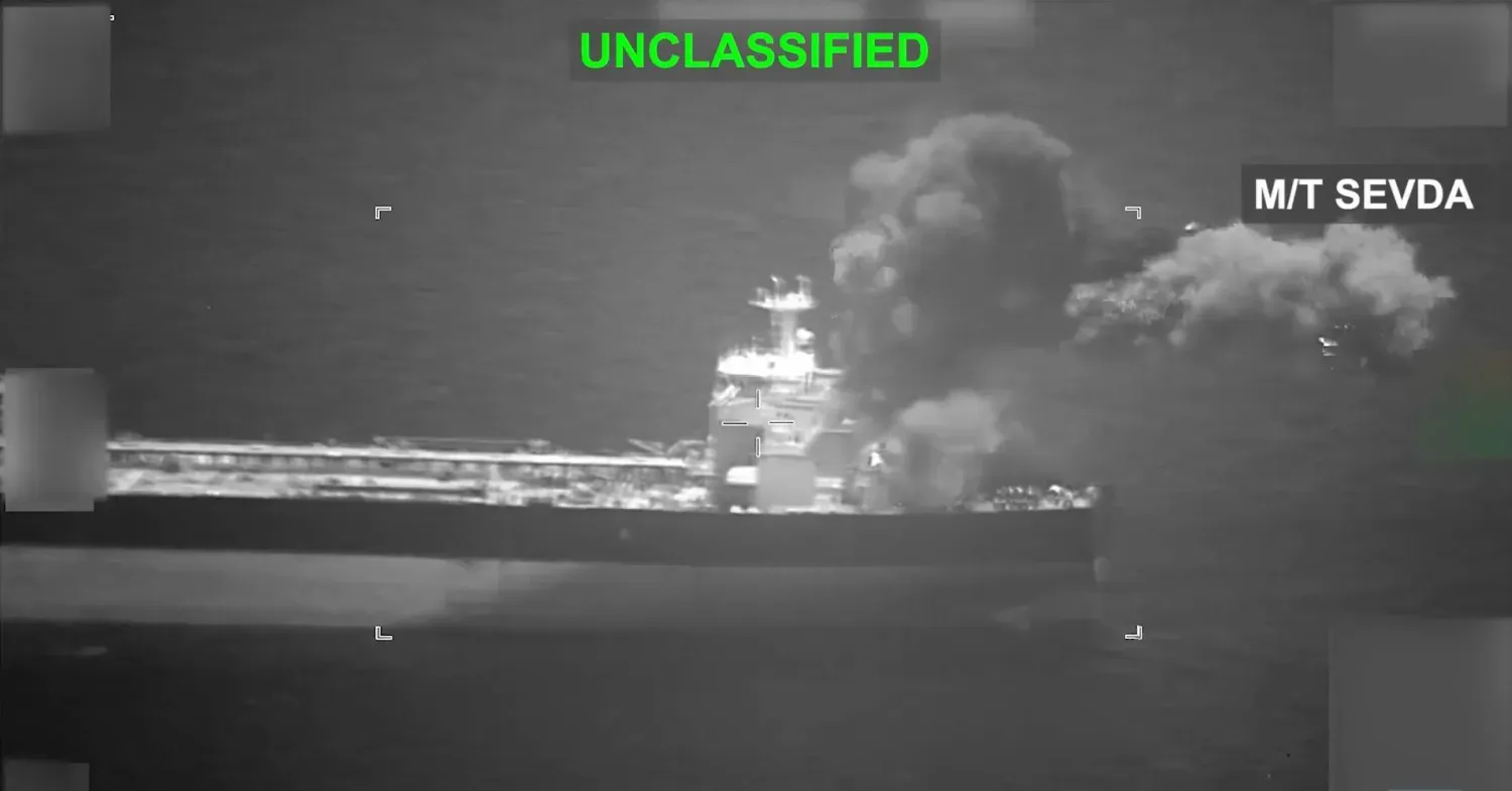 ABD Merkez Komutanlığı (CENTCOM) tarafından yayınlanan bir videodan alınan bu karede, dün bir İran petrol tankerine yapılan saldırı görülüyor