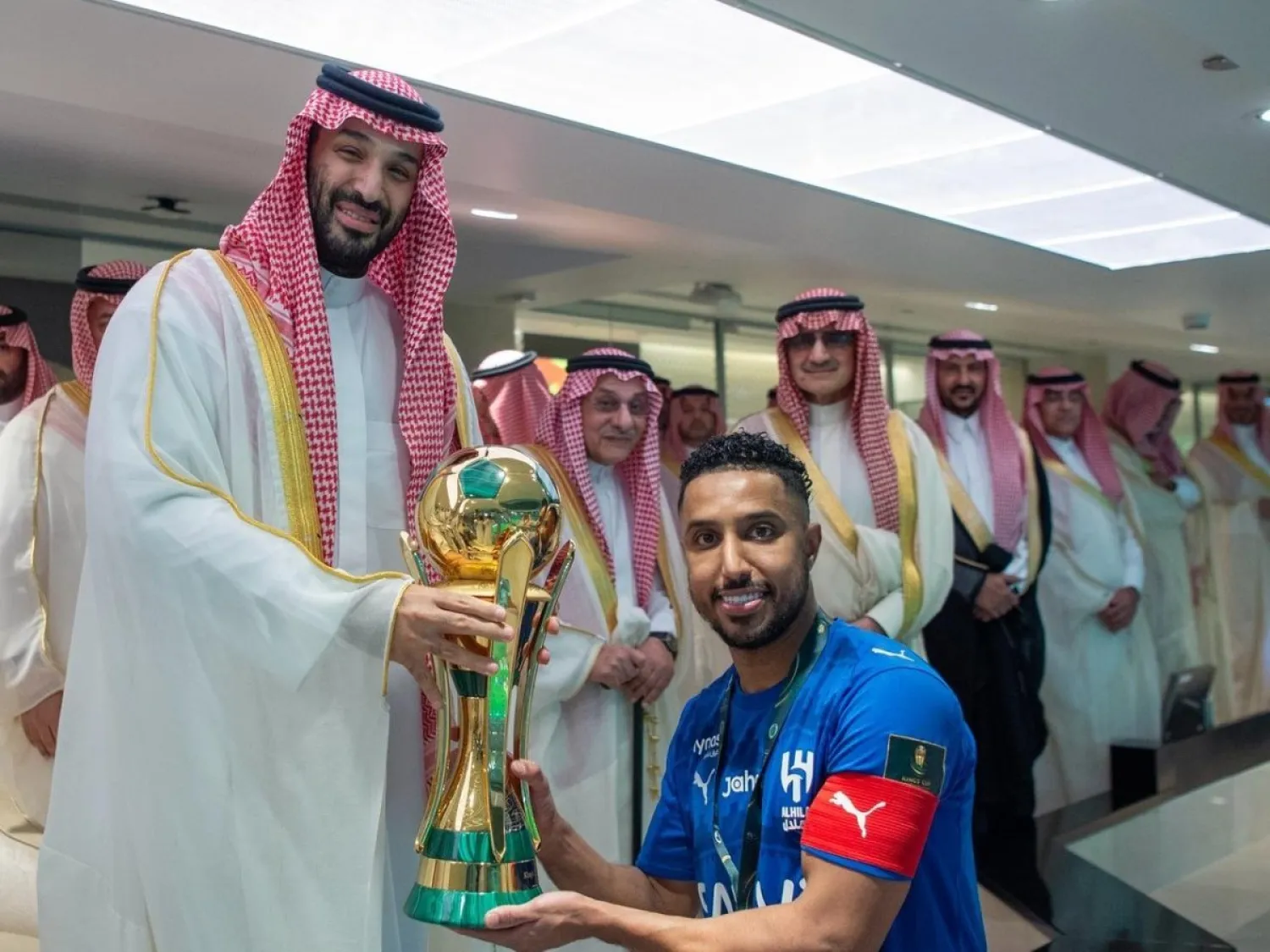 الأمير محمد بن سلمان يتوج قائد الهلال سالم الدوسري بكأس الملك (واس)
