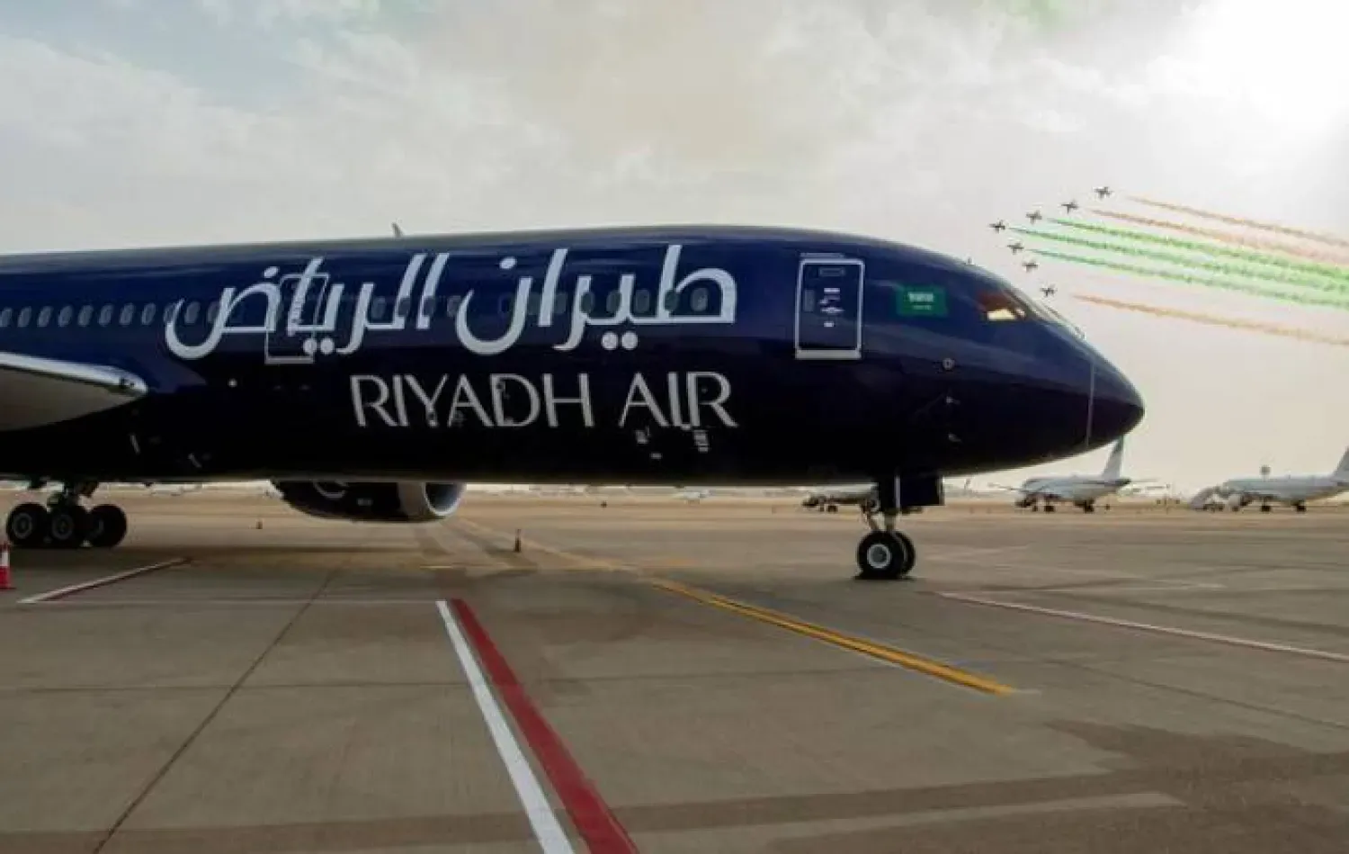 (foto altı) Kral Halid Uluslararası Havalimanı’nda Riyad Havayolları’na ait Boeing 787-9 Dreamliner uçağı (Arşiv – Riyad)