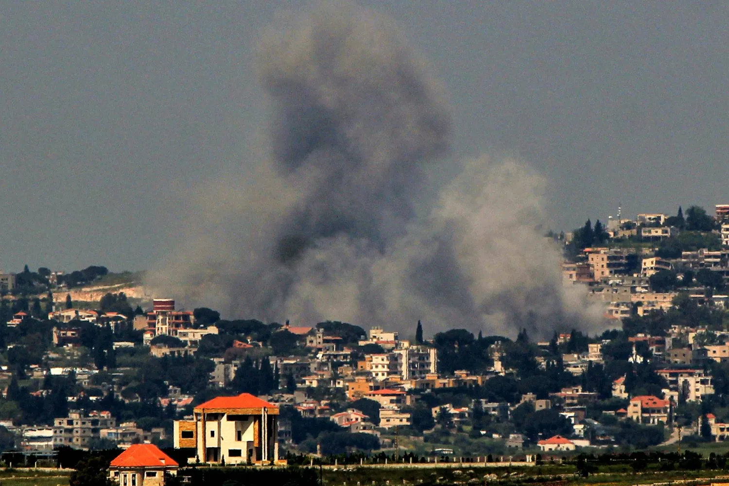 09 May 2026, Lebanon, Arnoun: Smoke billows from an Israeli airstrike on the southern Lebanese village of Arnoun. Photo: Stringer/dpa