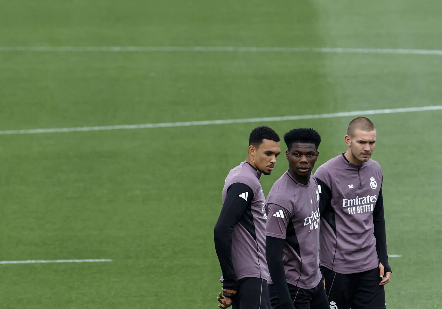 أوريليان تشواميني في المنتصف خلال تدريب ريال مدريد قبل الكلاسيكو (أ.ف.ب)