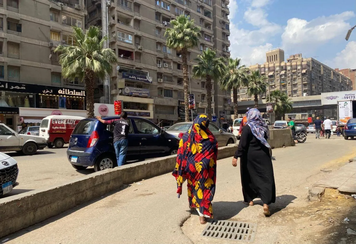 سيدتان سودانيتان تتجولان في شارع فيصل بمصر (الشرق الأوسط)