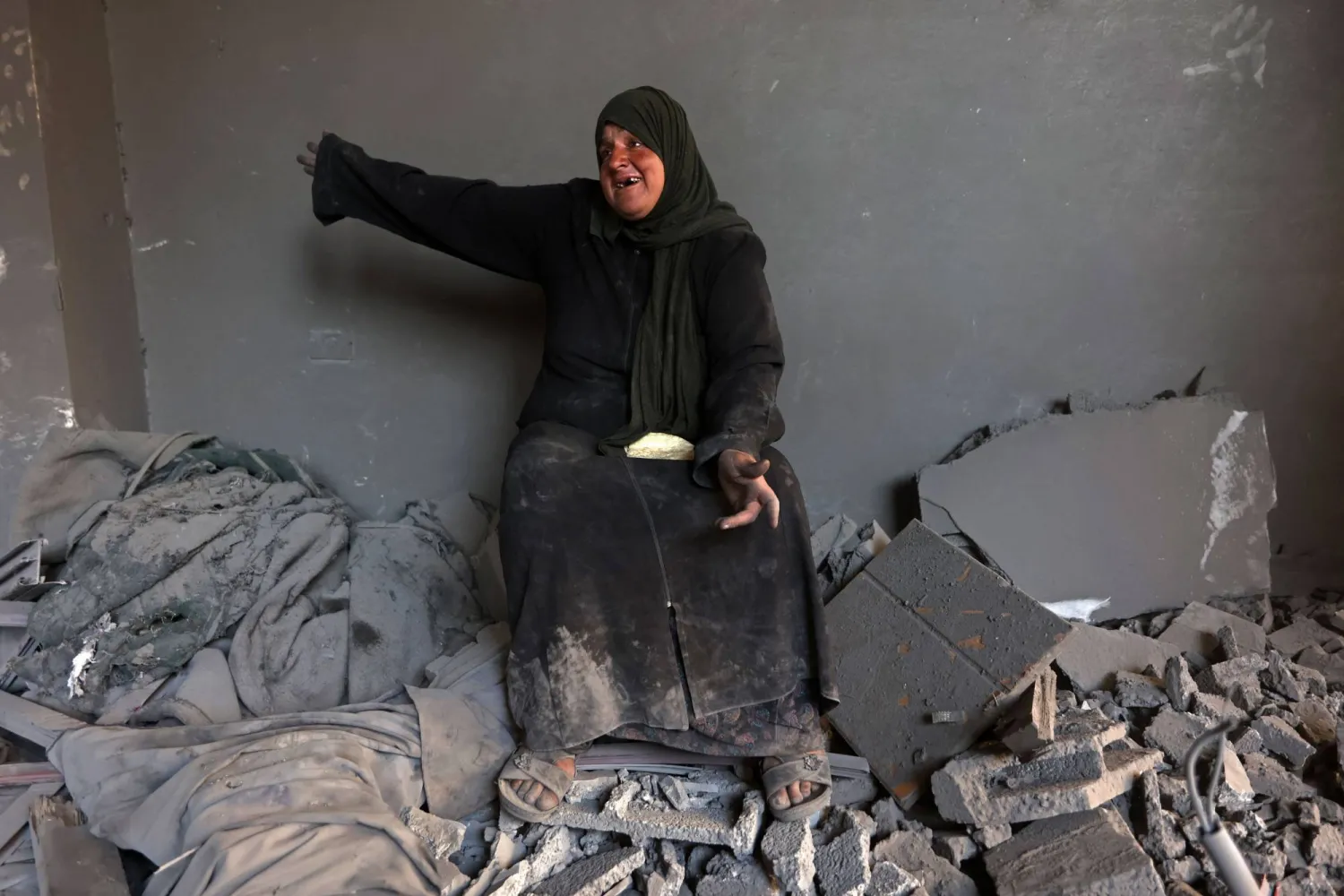 فلسطينية تبكي وسط دمار مبنى استهدفته غارة إسرائيلية في مخيم الشاطئ بمدينة غزة السبت (أ.ف.ب)