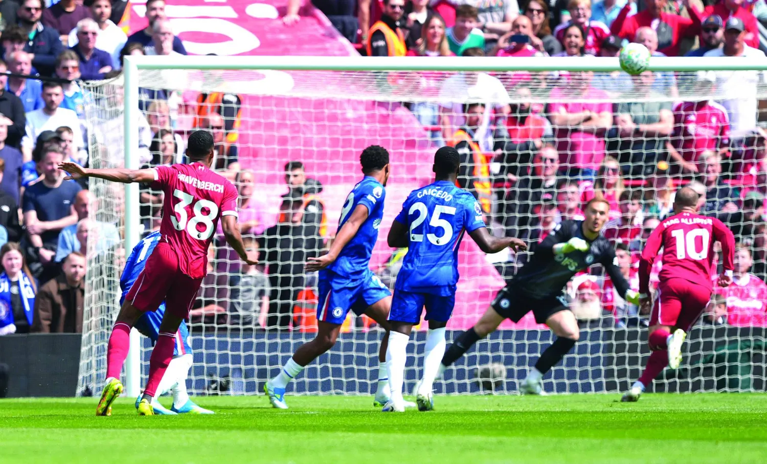 
تسديدة لاعب ليفربول راين خرافنبرخ (يسار) في طريقها لمعانقة شباك تشيلسي (د.ب.أ)