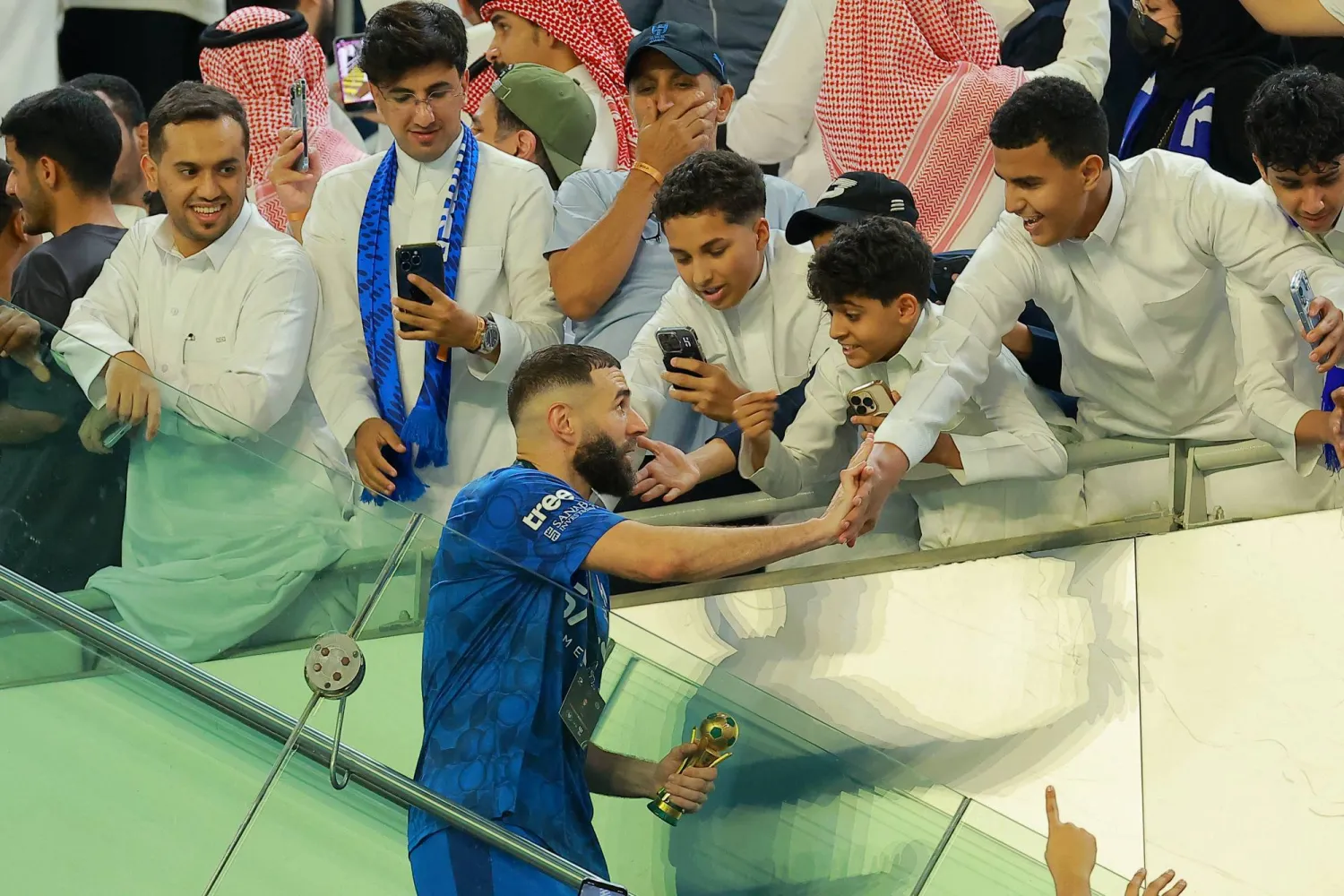 جماهير الهلال تحيي بنزيمة بعد التتويج بكأس الملك (رويترز)