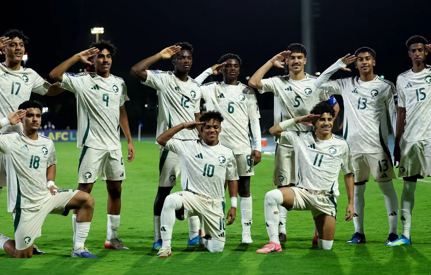 لاعبو الأخضر يحتفلون بالفوز على تايلاند (موقع المنتخب السعودي)