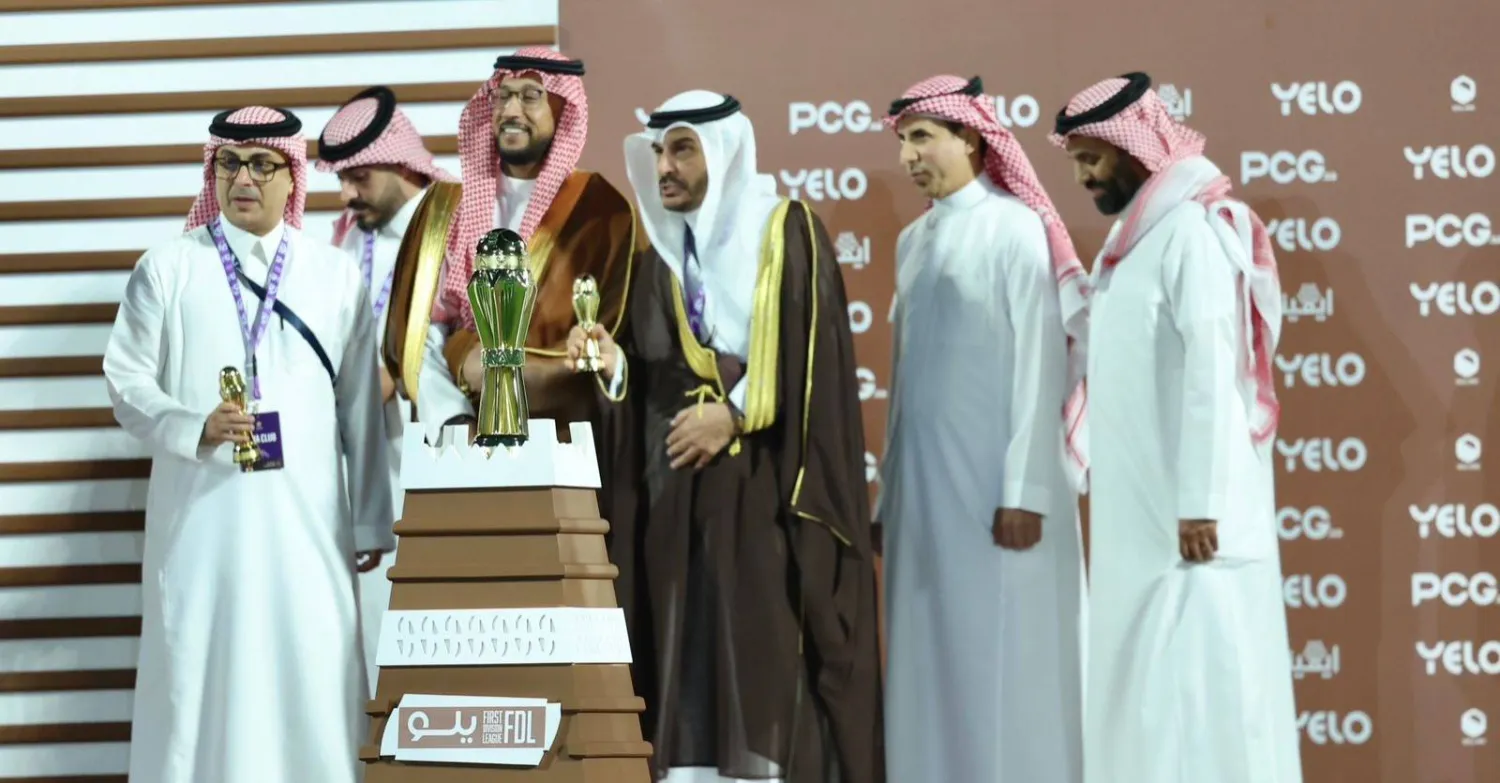 الأمير خالد بن سطام يتويج أبها بالكأس ويظهر معه سعد الأحمري رئيس النادي (الشرق الأوسط)