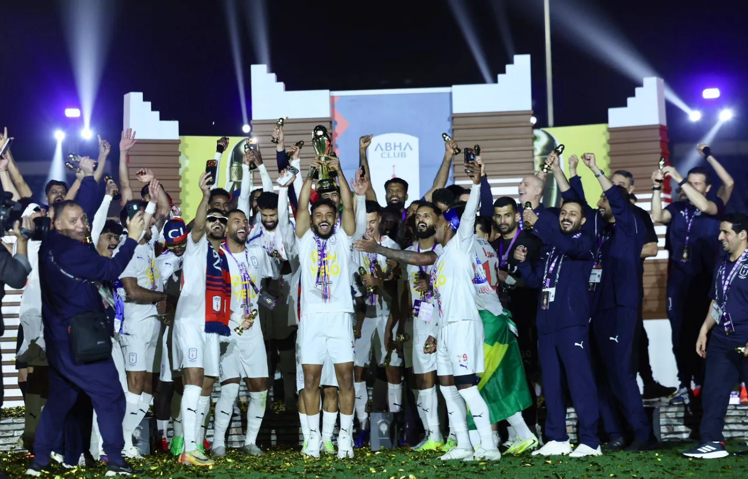 لاعبو أبها لحظة تتويجهم بكأس يلو (الشرق الأوسط)
