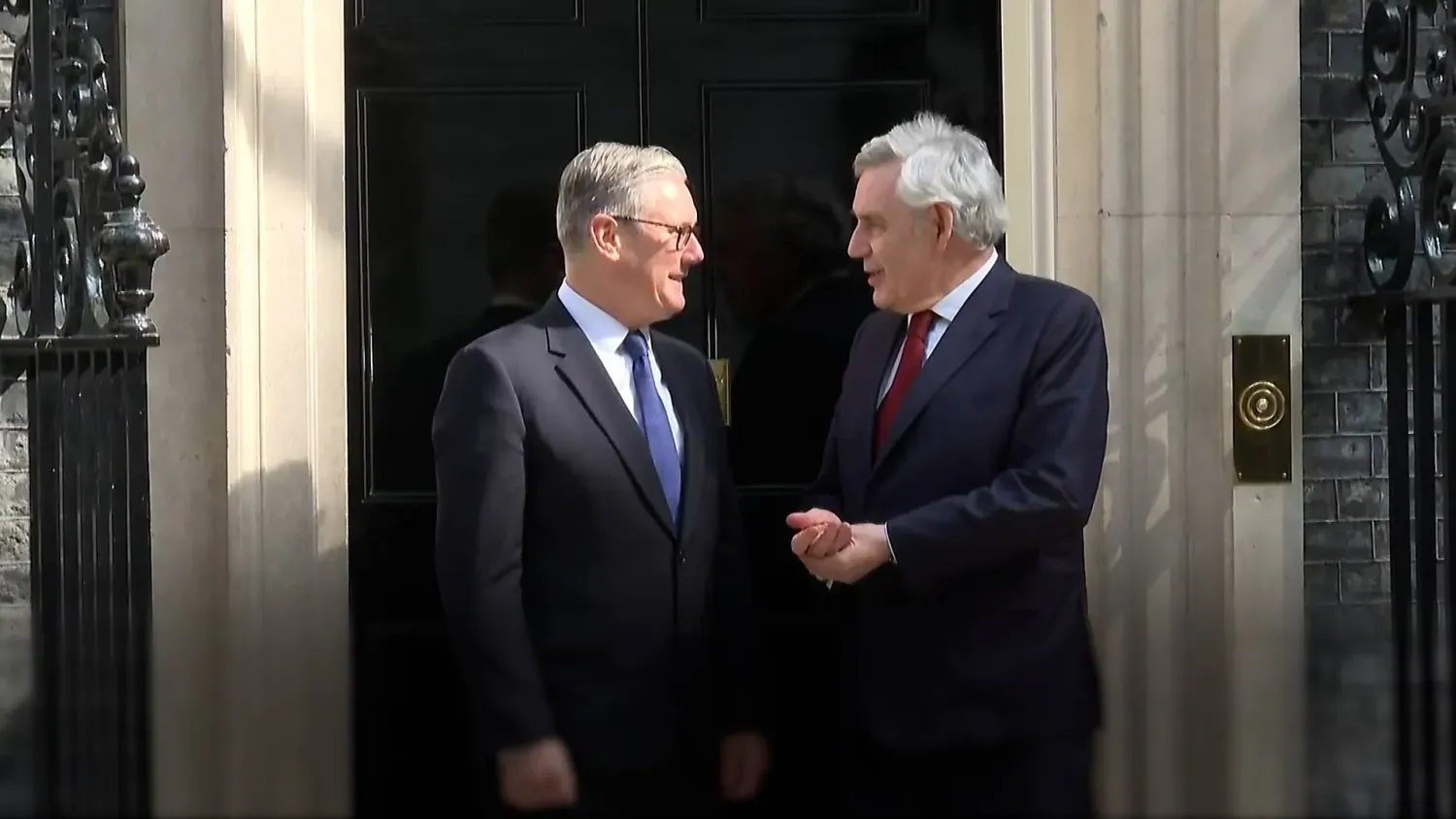 Starmer ve Brown, Başbakanlık konutu 10 Downing Street'in önünde... 9 Mayıs (DPA)