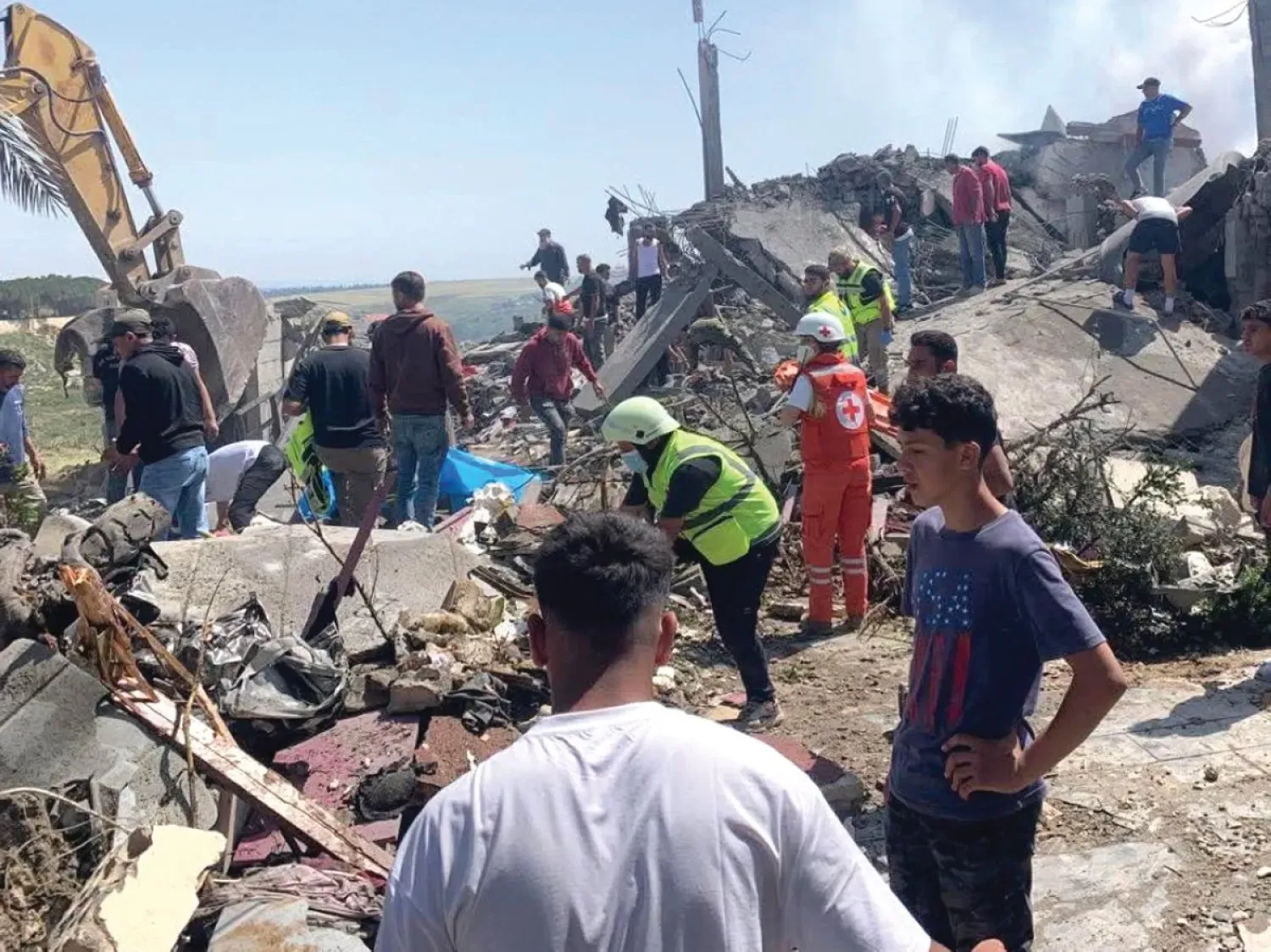 Lübnan’ın güneyindeki es-Saksakiyye beldesinde İsrail saldırısı sonucu yıkılan bir evin enkazı altından yaralıları çıkarmaya çalışan kurtarma ekipleri (Sosyal medya)