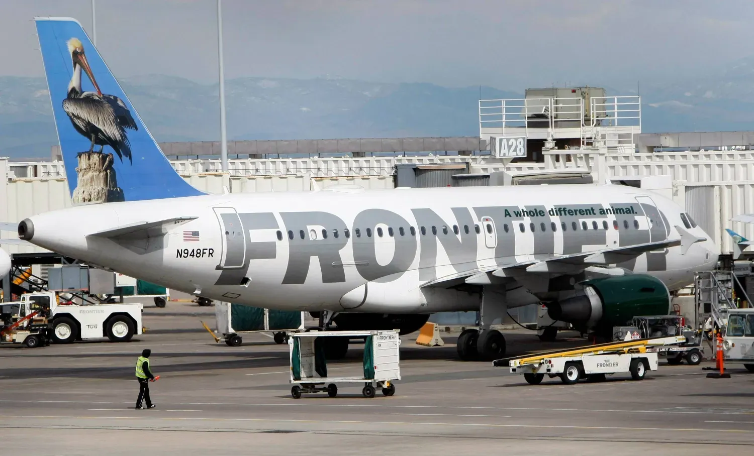 Denver Havalimanı'nda bir Frontier Airlines uçağı (Reuters)