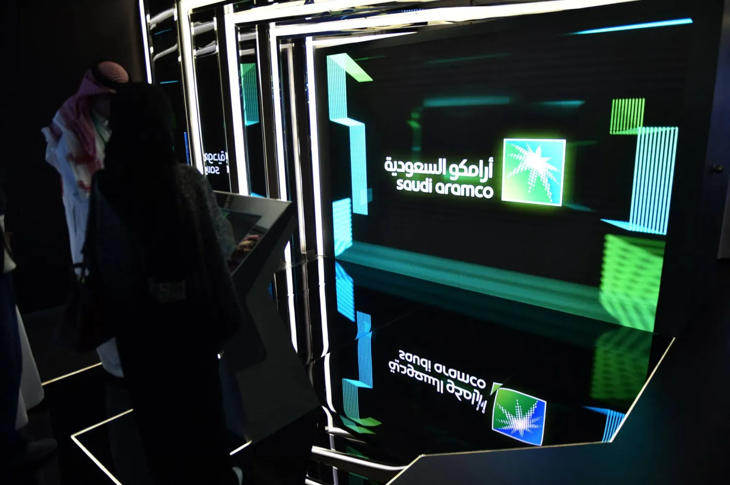زوار يتوقفون عند جناح «أرامكو» في معرض مسك العالمي (أرشيفية - أ.ف.ب)