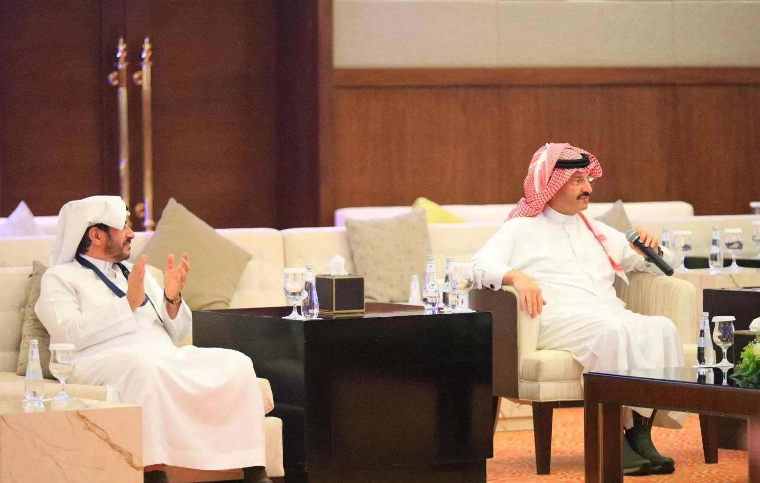 الأمير تركي بن طلال أمير منطقة عسير وسعد الأحمري (نادي أبها)