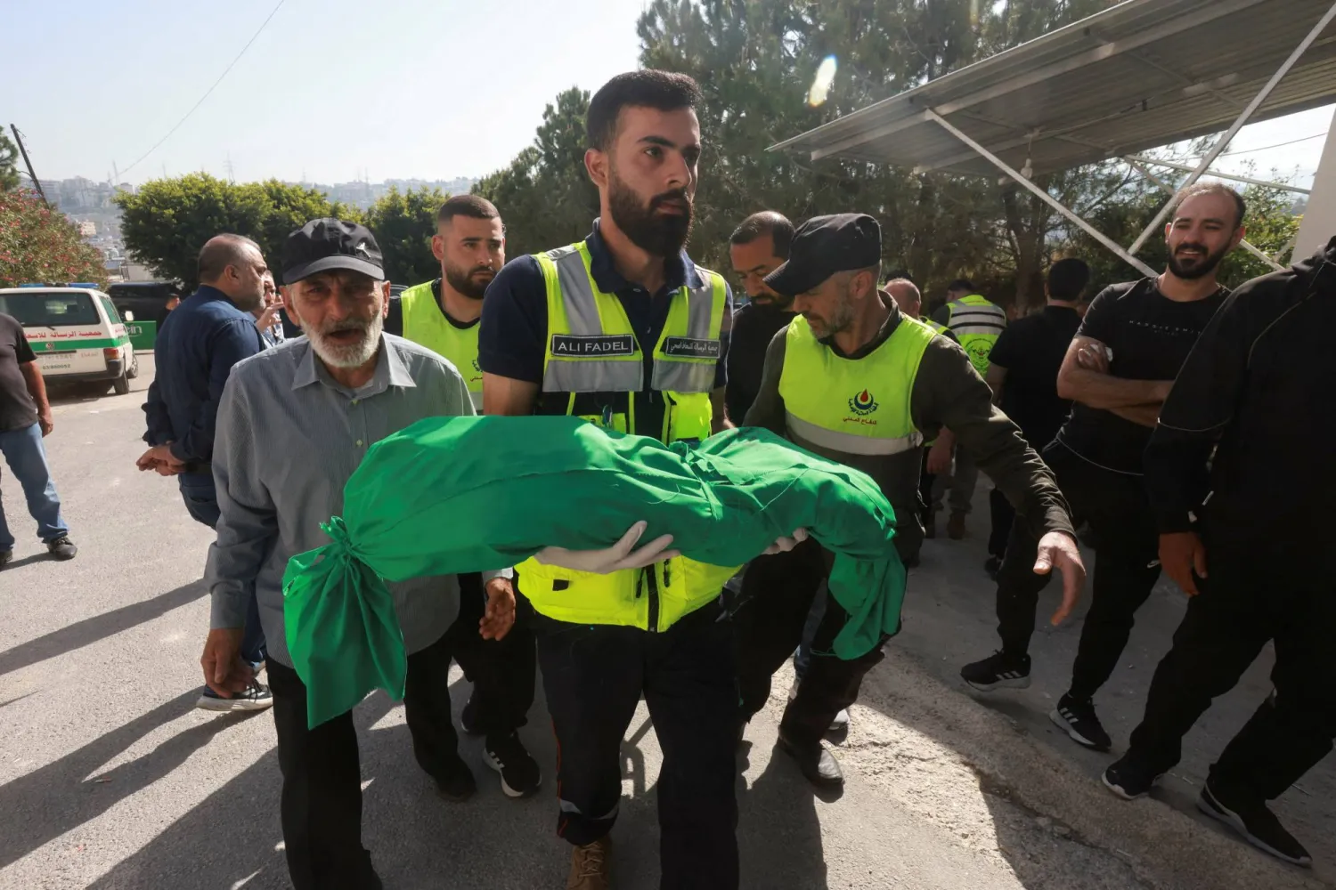 عنصر في الدفاع المدني يحمل الطفلة مريم فحص التي تبلغ 6 أشهر من عمرها والتي قُتلت مع عائلتها في القصف الإسرائيلي الذي استهدف بلدة السكسكية في قضاء صيدا يوم السبت (رويترز)