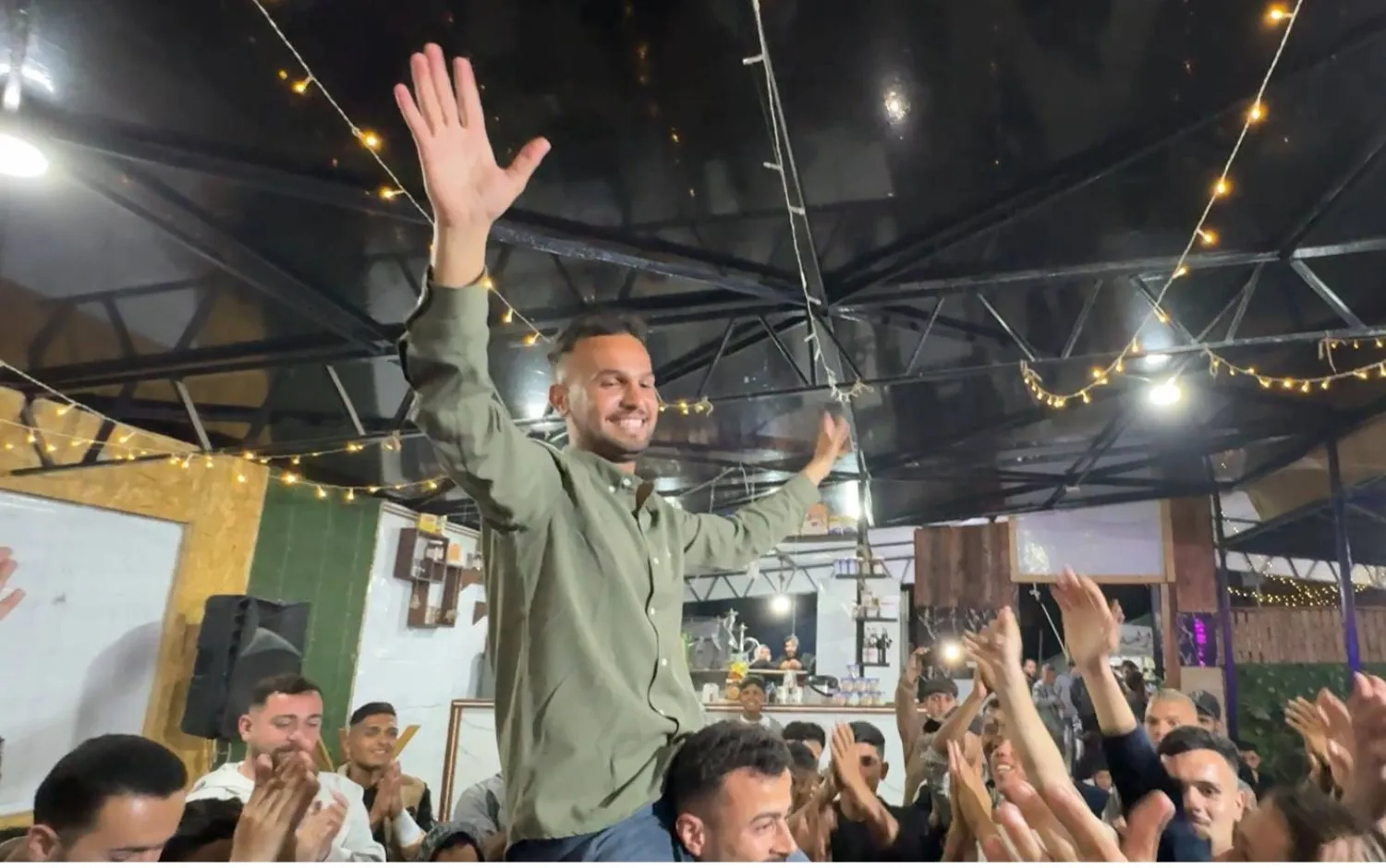 الفلسطيني أيمن محيسن يحتفل بزفافه في أبريل الماضي في حي الرمال بمدينة غزة (صورة قدمها محيسن)