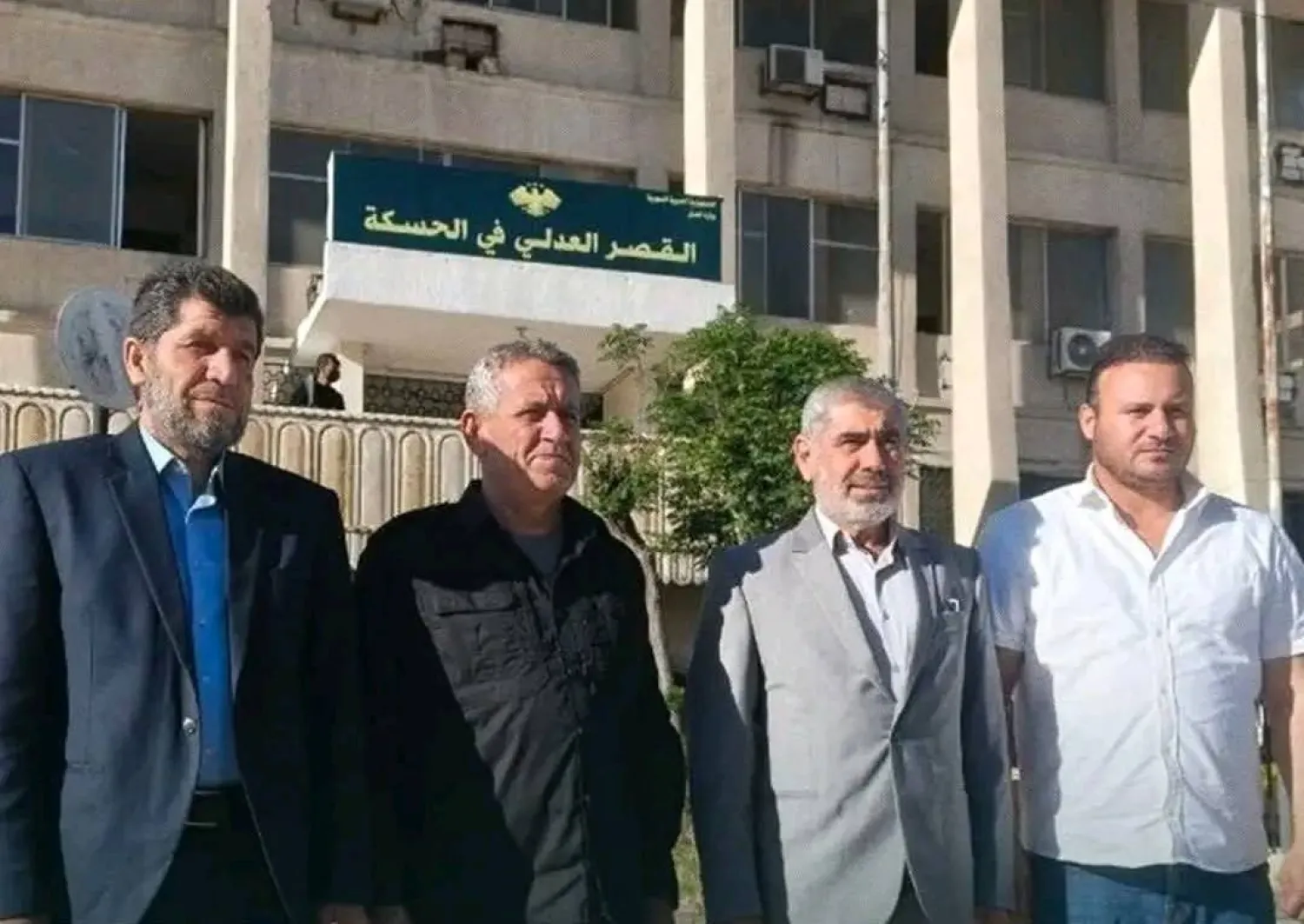 الفريق الرئاسي أمام «القصر العدلي» في الحسكة السبت وسط شغب أدى إلى عدم تسليمه (مديرية إعلام الحسكة)