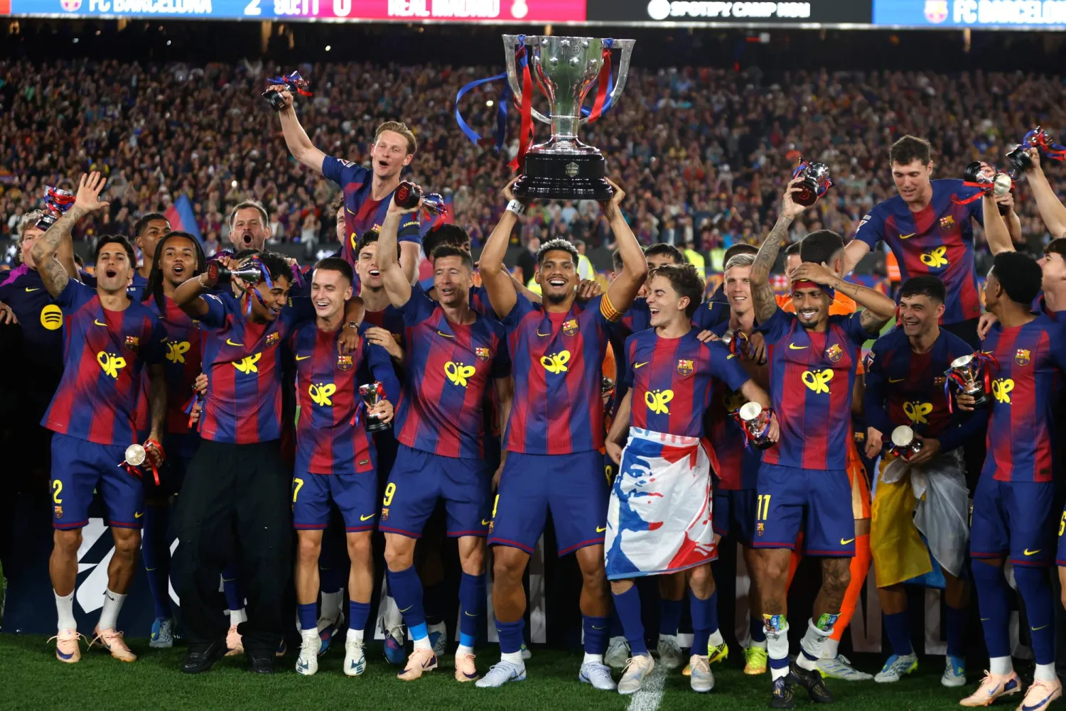 لاعبو برشلونه خلال تتويجهم باللقب (أ.ب)