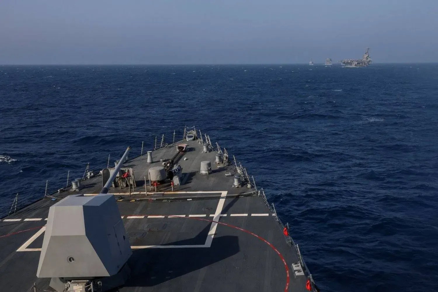 Muhrip USS John Finn, muhrib USS Milius, ikmal gemisi USNS Carl Brashear ve uçak gemisi USS George H.W. Bush'un arkasında Arap Denizi'nde seyrediyor. (CENTCOM)
