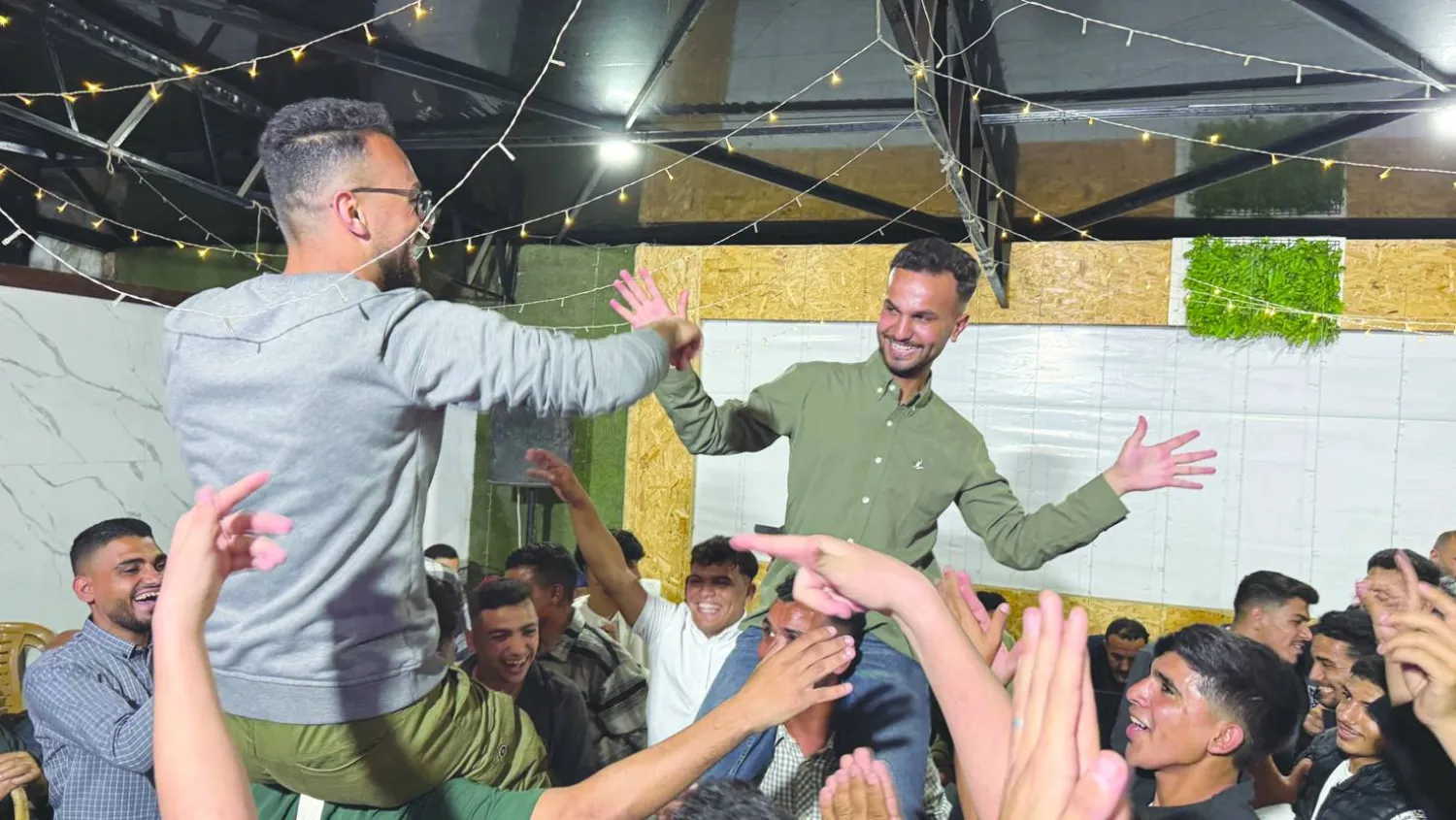 
الفلسطيني أيمن محيسن يحتفل بزفافه في أبريل الماضي بحي الرمال بمدينة غزة (صورة قدمها العريس)