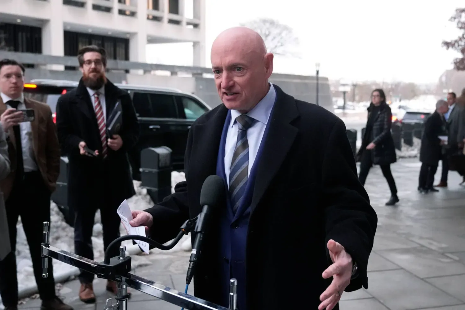 Demokrat senatör Mark Kelly, Washington'daki mahkeme önünde gazetecilere konuşurken, 3 Şubat 2026 (AP)