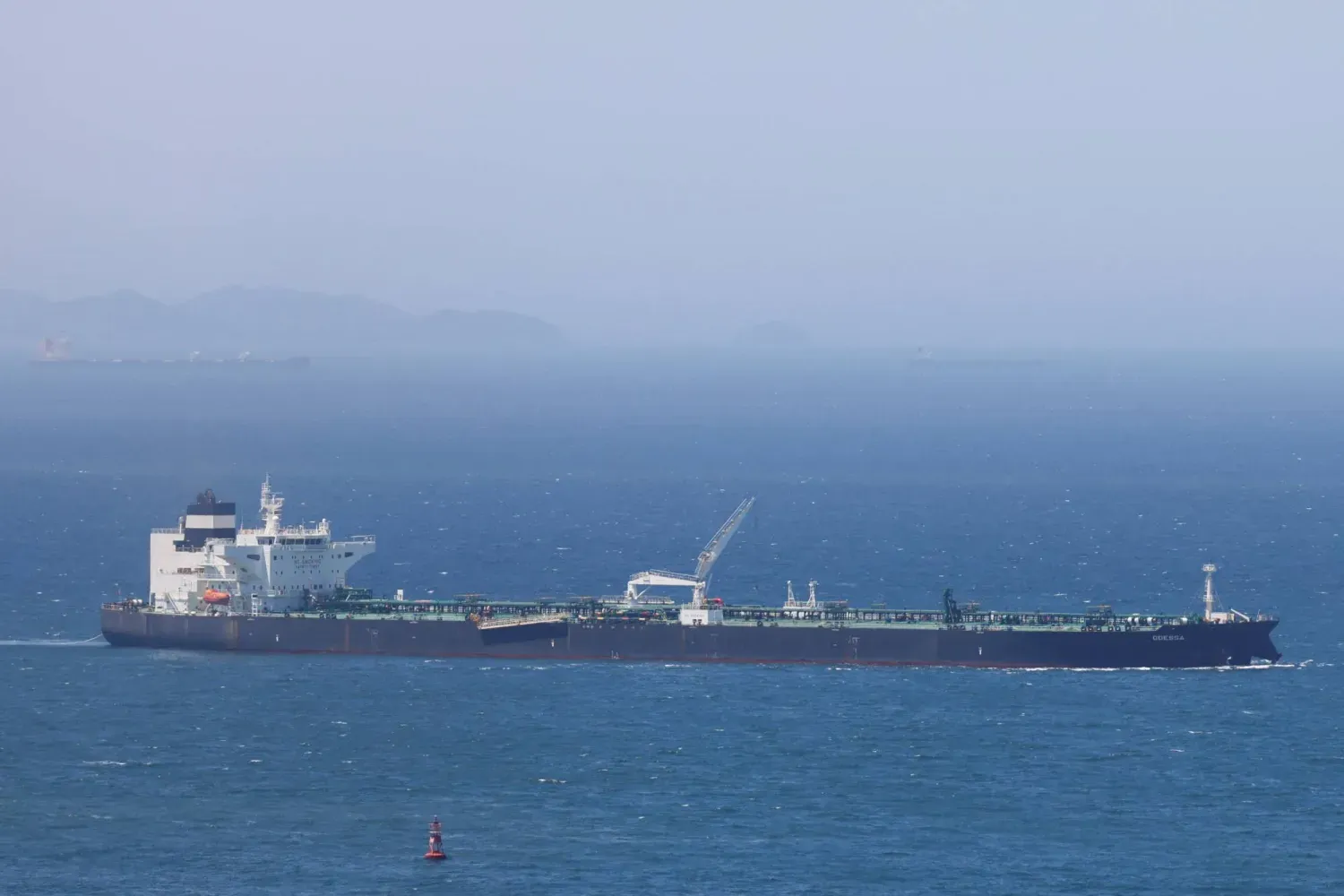 Birleşik Arap Emirlikleri ham petrolü yüklü bir tanker, Hürmüz Boğazı'nı geçtikten sonra Güney Kore'nin Sosan kentindeki Daesan limanı sularını geçiyor (Reuters)