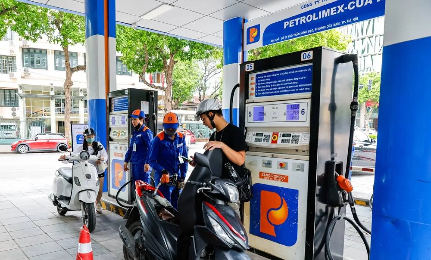 An employee pumps gasoline into a customer’s motorbike at a gas station in Hanoi, Vietnam, 04 May 2026. (EPA)