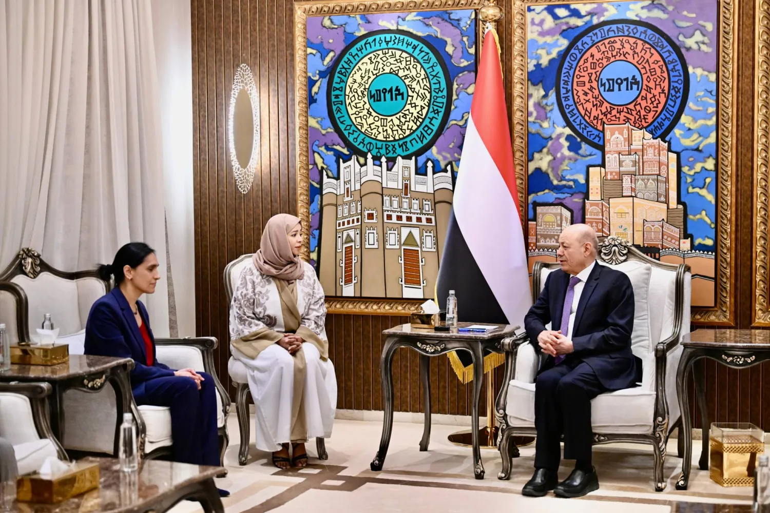 الرئيس رشاد العليمي خلال استقبال السفير البريطانية لدى اليمن (سبأ)