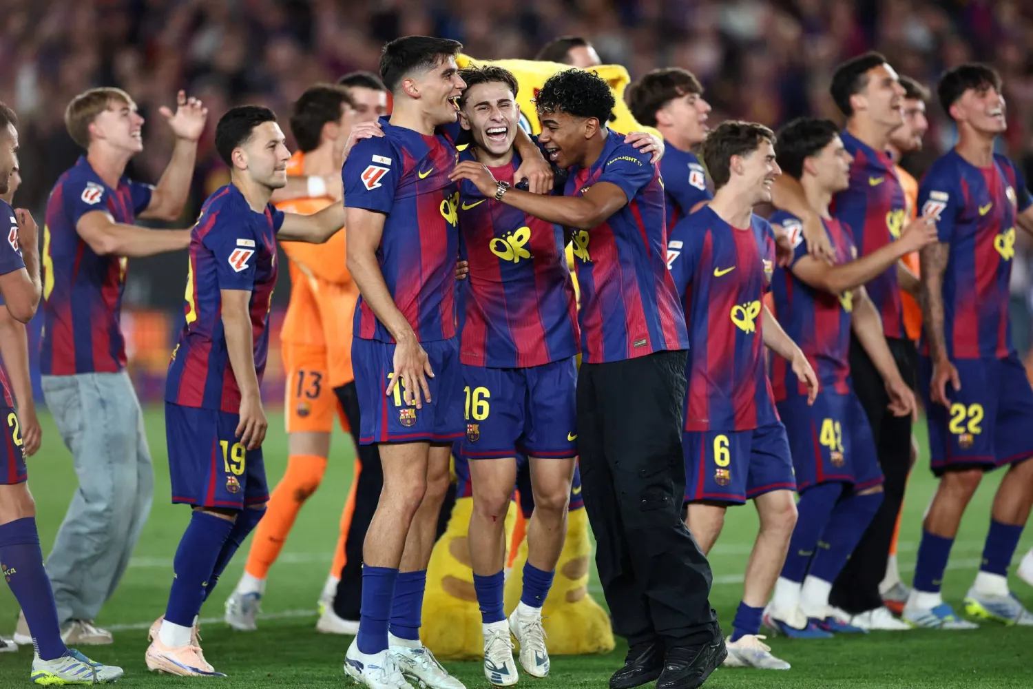 ثورة «لاماسيا» تسقط استثمارات مدريد وبرشلونة بطل الدوري الإسباني للمرة الـ 29 (أ.ف.ب)
