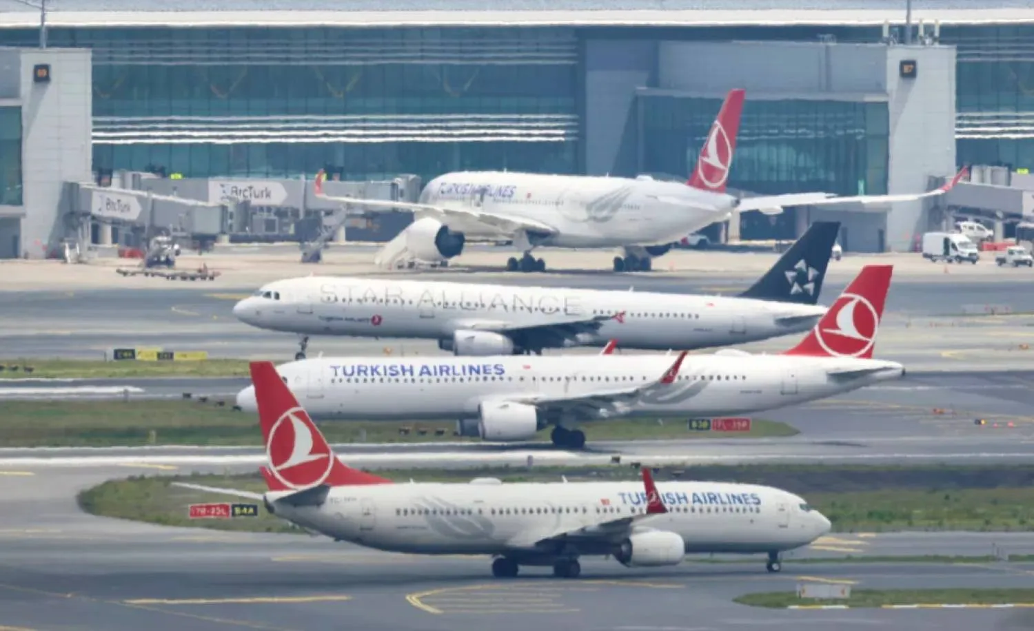 Turkish Airlines (THY) aircraft are pictured on the tarmac of Istanbul Grand Airport in Istanbul, Türkiye May 23, 2023. REUTERS/Yoruk Isik/File Photo
