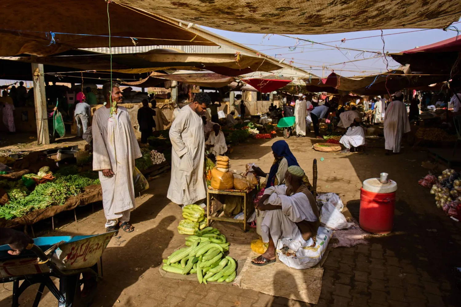 سودانيون في سوق بأم درمان على مشارف الخرطوم 26 أبريل 2026 (أ.ب)