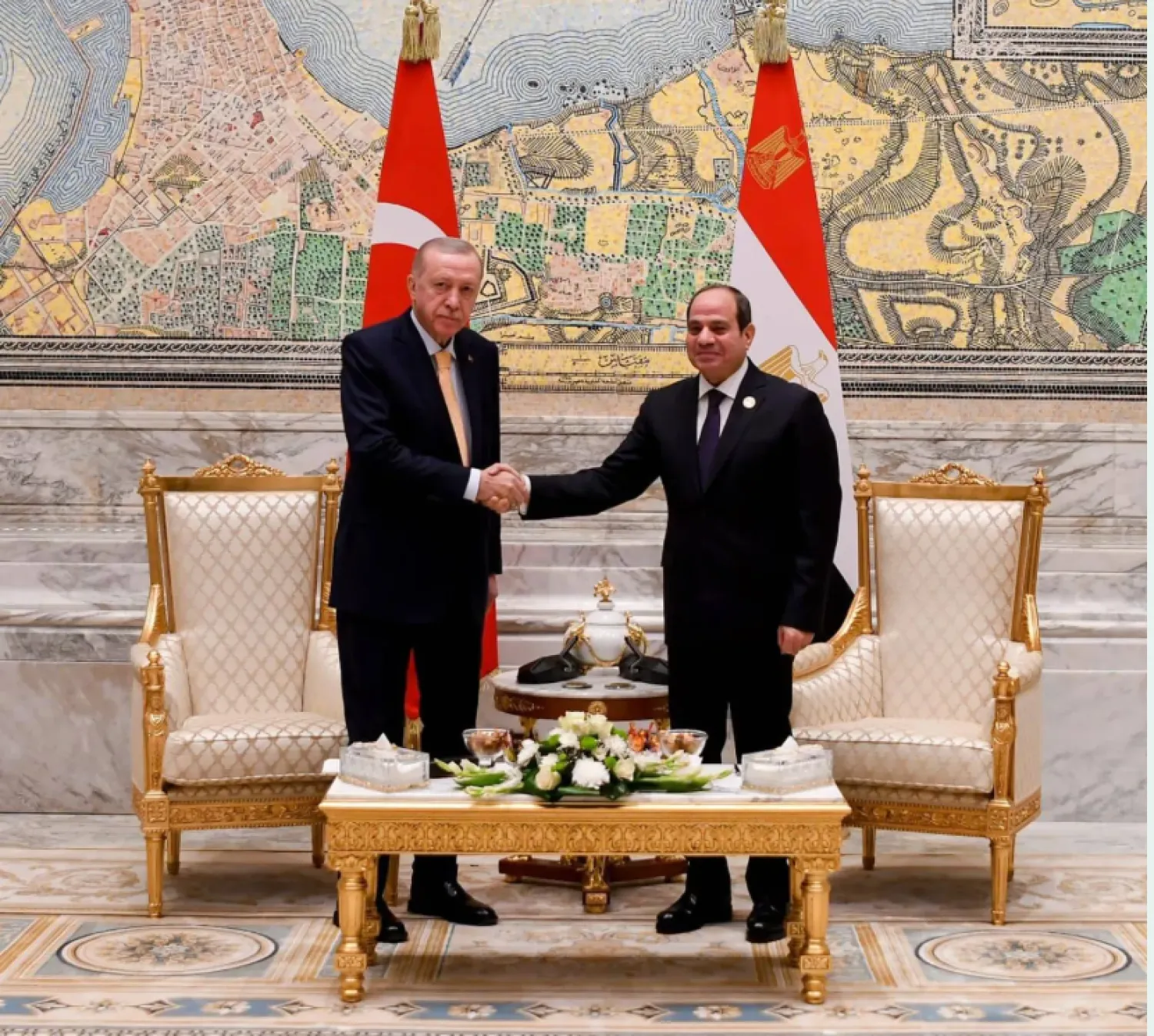 السيسي يلتقي إردوغان على هامش قمة الدول الثماني النامية للتعاون الاقتصادي بالعاصمة الإدارية الجديدة في ديسمبر 2024 (الرئاسة المصرية)