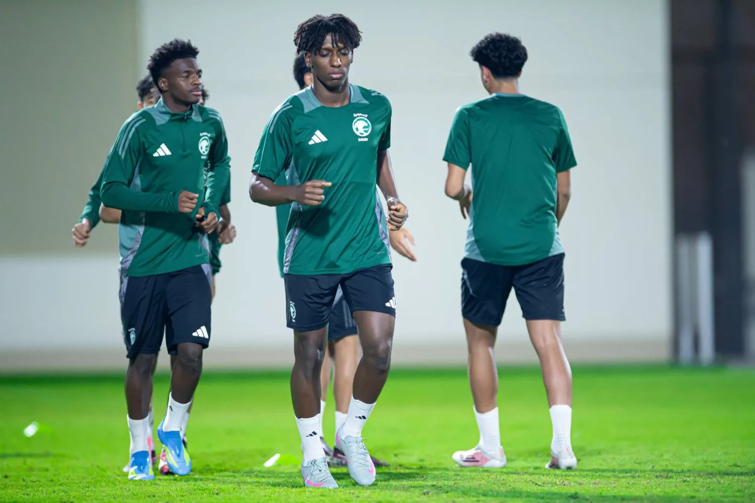 يشهد ستاد الملك عبدالله الرياضية بجدة مواجهة فض الشراكة على الصدارة بين المنتخب السعودي ونظيره الطاجيكي (المنتخب السعودي)