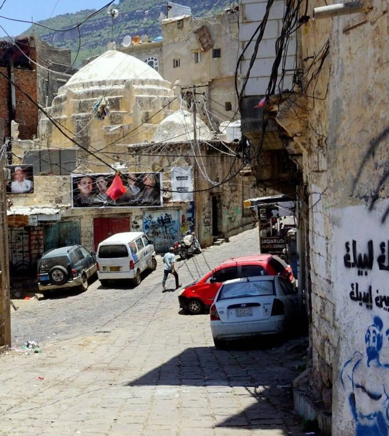 جانب من مسجد الكاظمي الأثري في الحي القديم بمدينة إب (فيسبوك)
