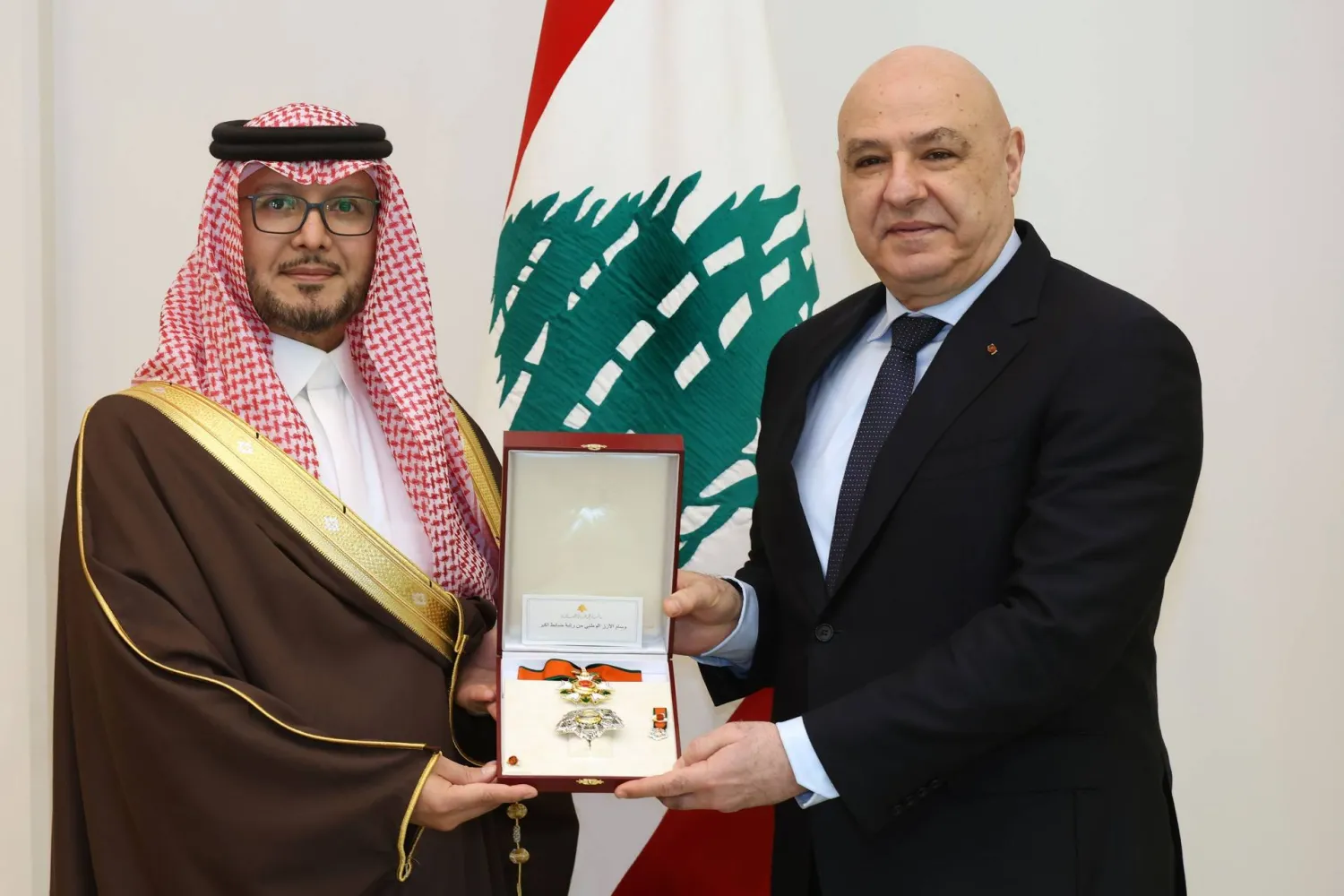 الرئيس جوزيف عون يقلّد السفير البخاري وسام الأرز الوطني (الرئاسة اللبنانية)