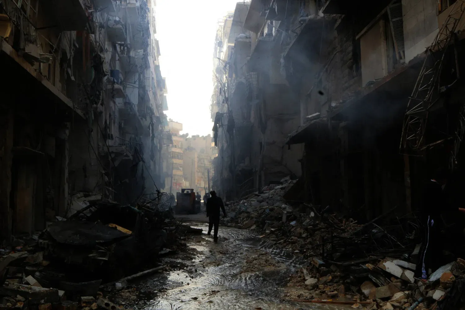 2014'te Halep'in varil bombalarıyla bombalanmasının yol açtığı yıkım (Reuters)