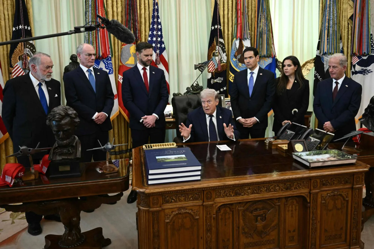 الرئيس الأميركي دونالد ترمب مستضيفاً في جولة المفاوضات الثانية السفيرين اللبنانية ندى حمادة معوض والإسرائيلي يحيئيل ليتر في المكتب البيضاوي بحضور نائب الرئيس جي دي فانس ووزير الخارجية ماركو روبيو والسفيرين الأميركيين لدى لبنان ميشال عيسى وإسرائيل مايك هاكابي (أ.ف.ب)
