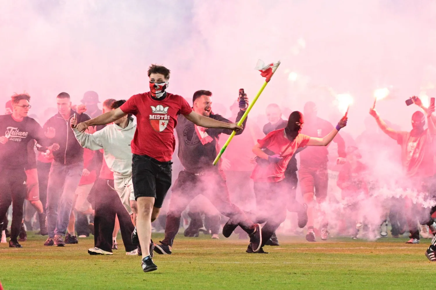 الشغب ألغى قمة الدوري التشيكي بين سلافيا وسبارتا براغ (أ.ب)