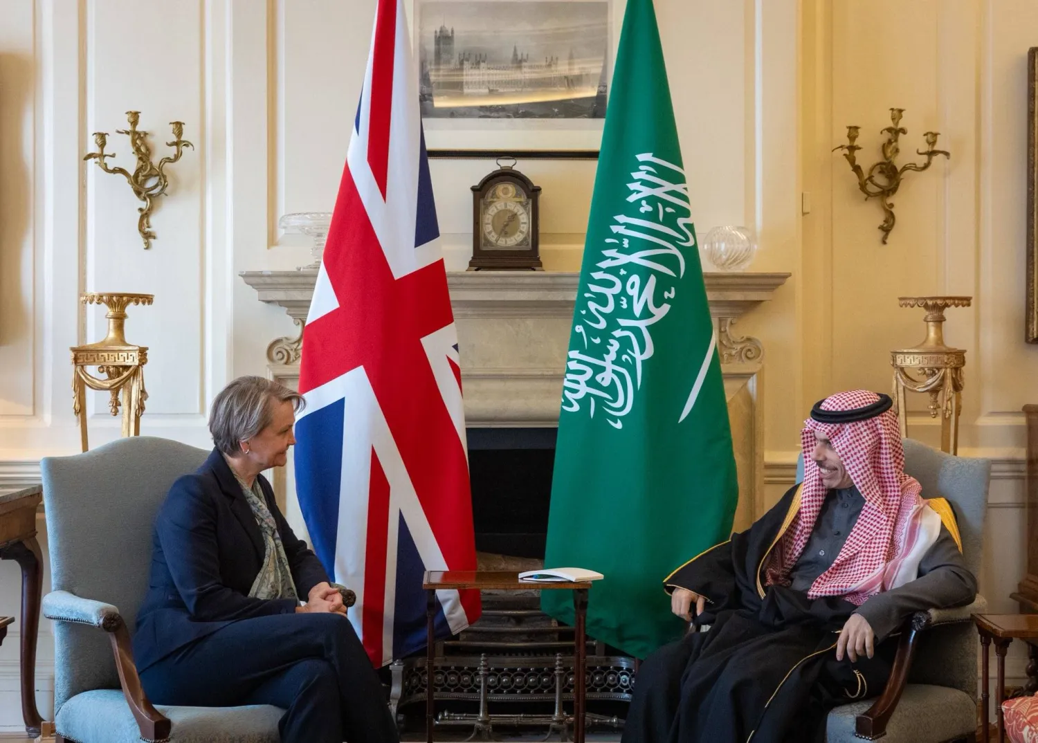 وزير الخارجية السعودي الأمير فيصل بن فرحان خلال لقائه مع نظيرته البريطانية إيفيت كوبر في لندن الثلاثاء (واس)