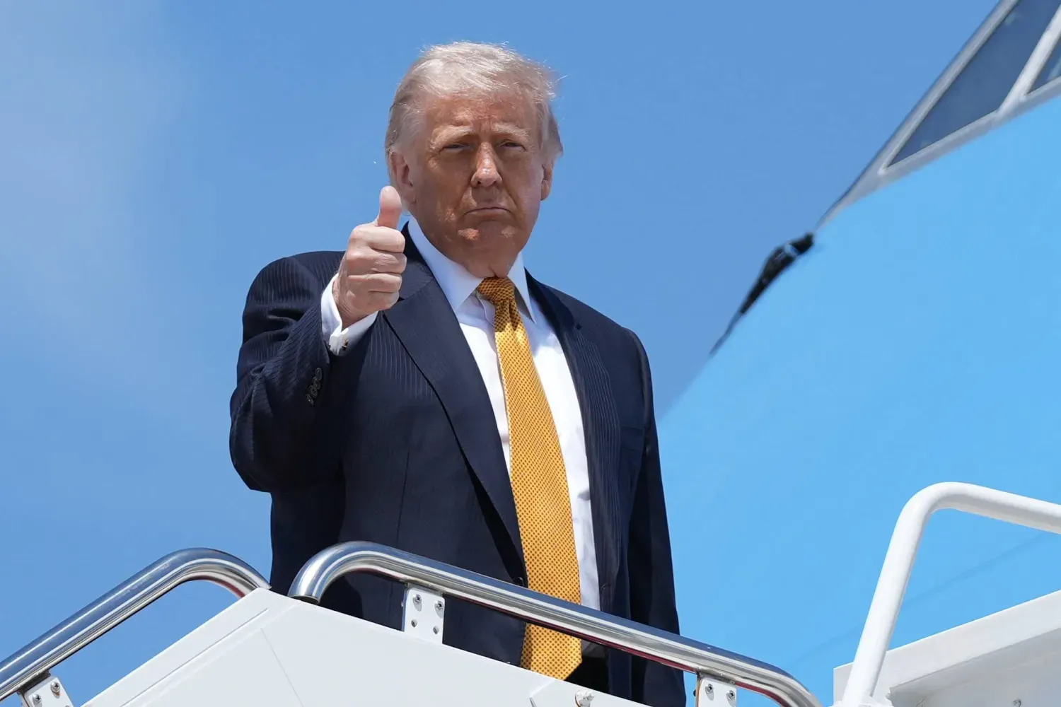 ABD Başkanı Donald Trump, Andrews Hava Kuvvetleri Üssü'ndeki Air Force One uçağının merdivenlerinde (AP)