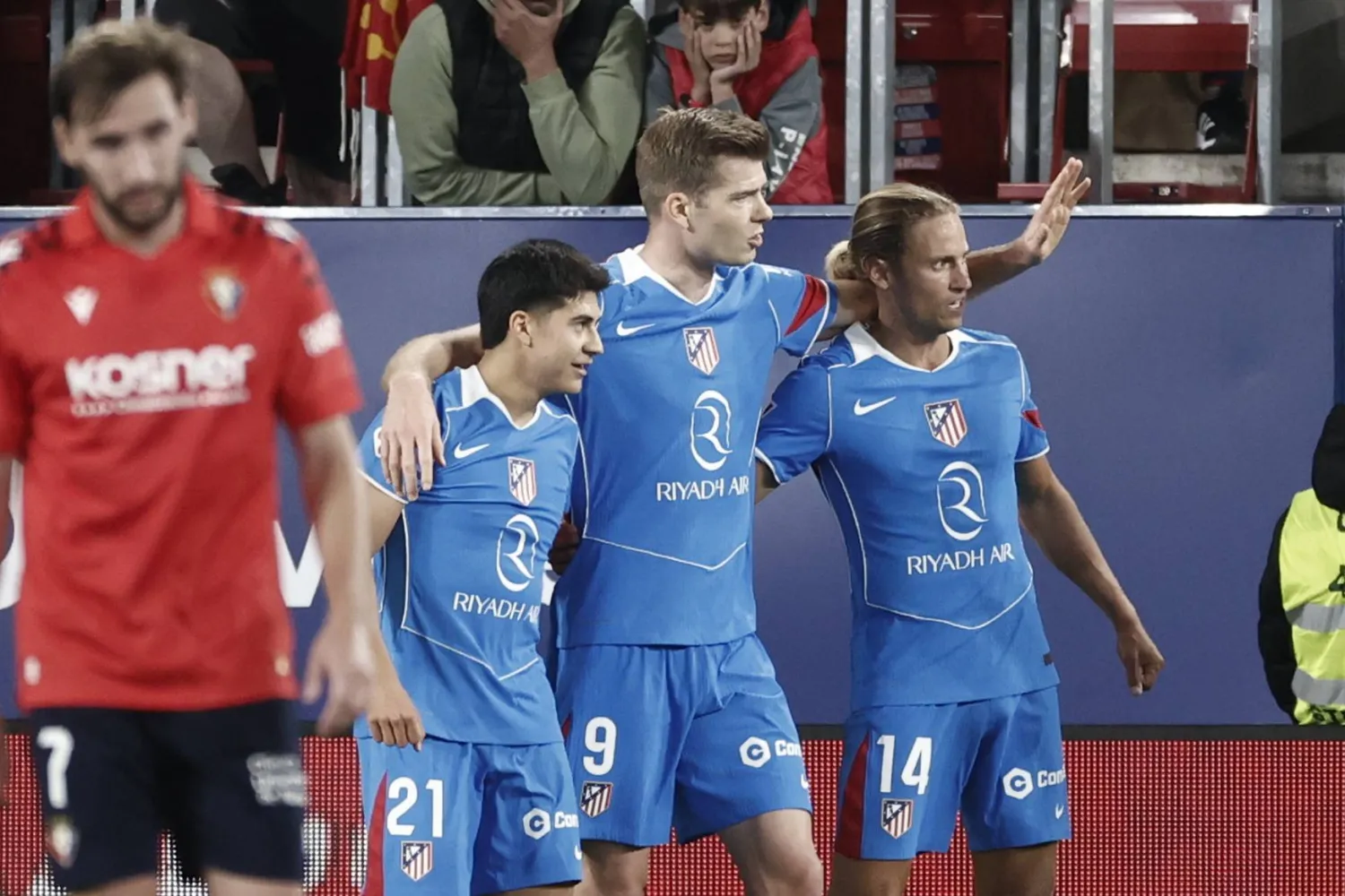 فرحة لاعبي اتليتكو مدريد بهدف سورلوث في مرمى أوساسونا (إ.ب.أ)