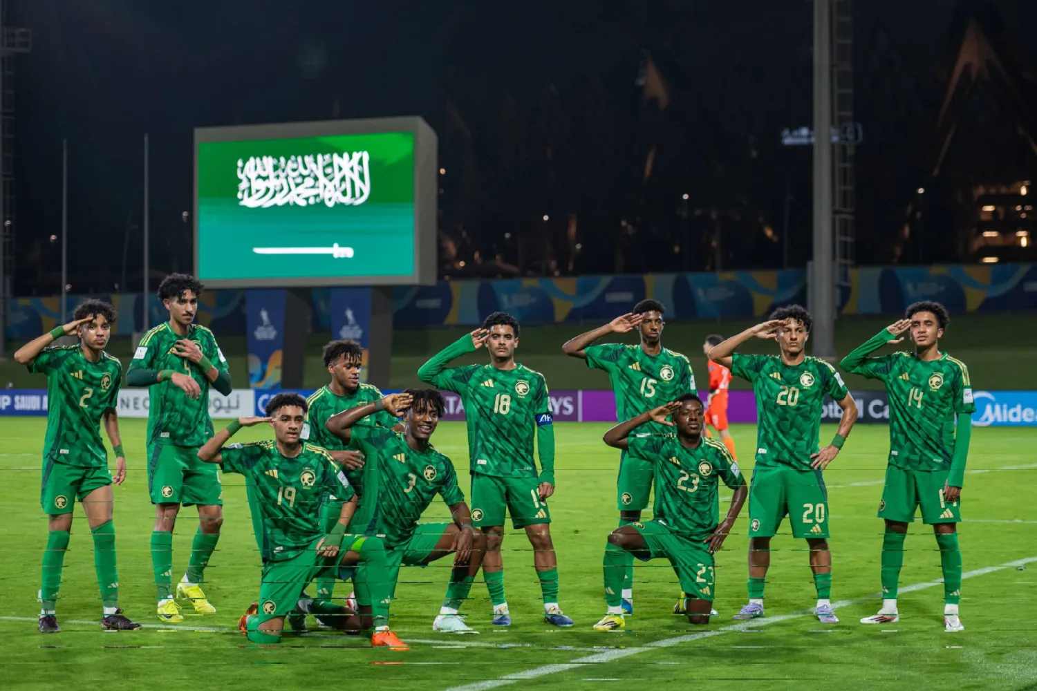 لاعبو الأخضر يحتفلون بالصدارة (المنتخب السعودي)