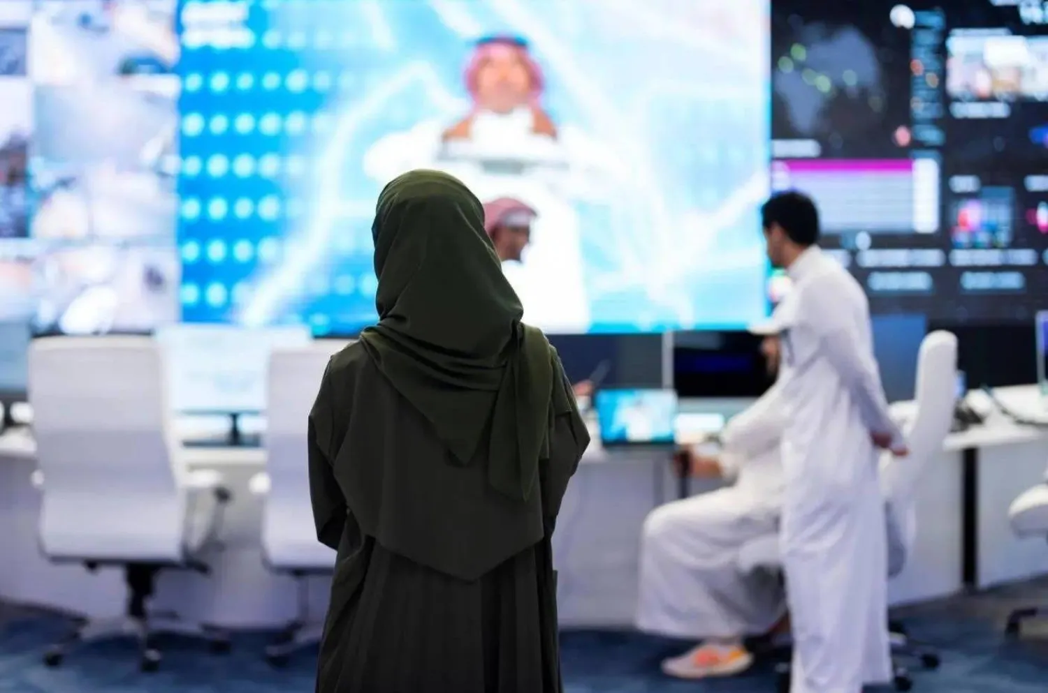 امرأة تقف أمام شاشة معلومات في معرض «ليب» التقني بالسعودية (واس)