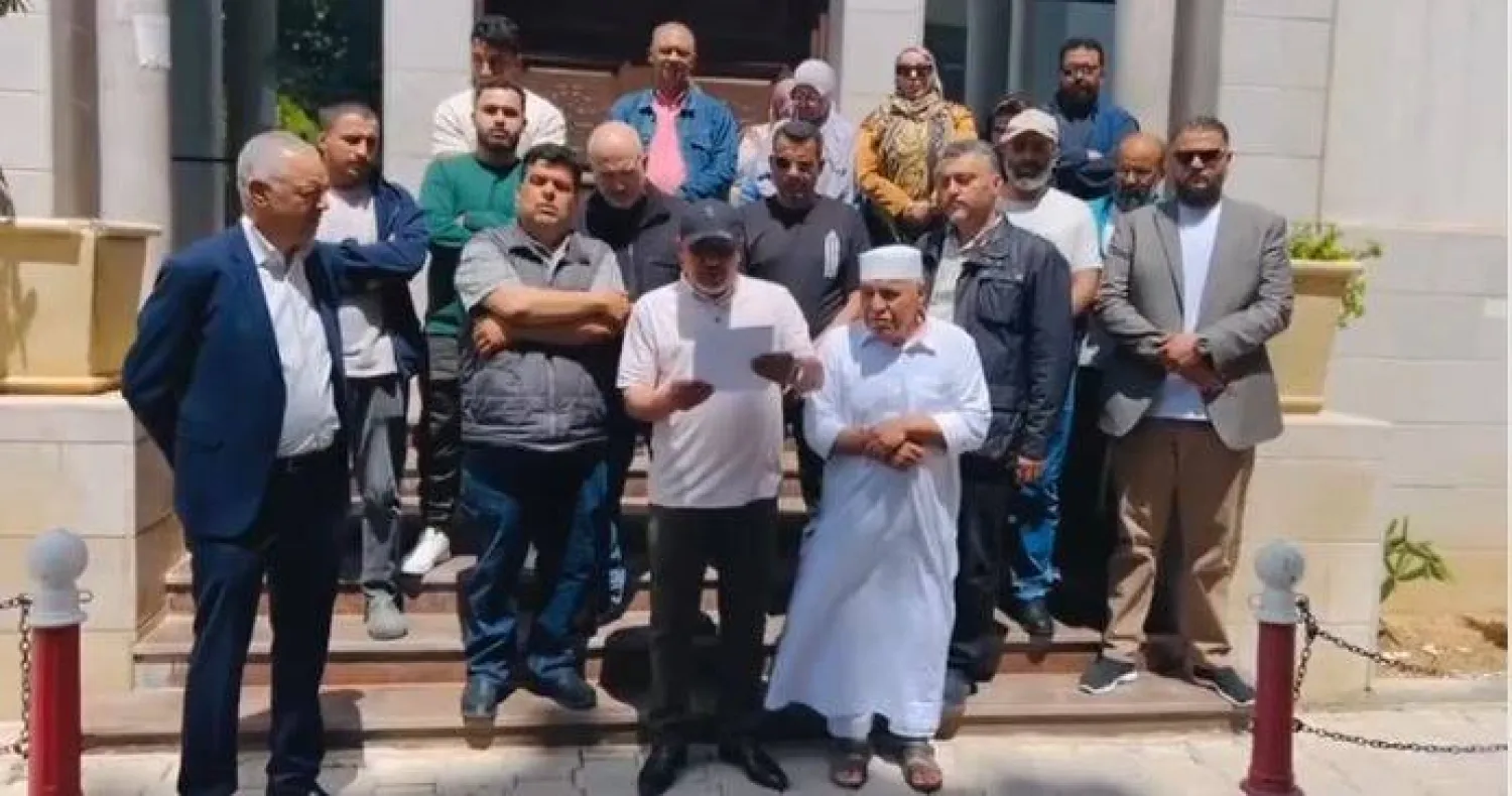 ليبيون أمام إحدى المصحات التونسية خلال وقفة احتجاجية هذا الأسبوع (لقطة من تسجيل مصور)