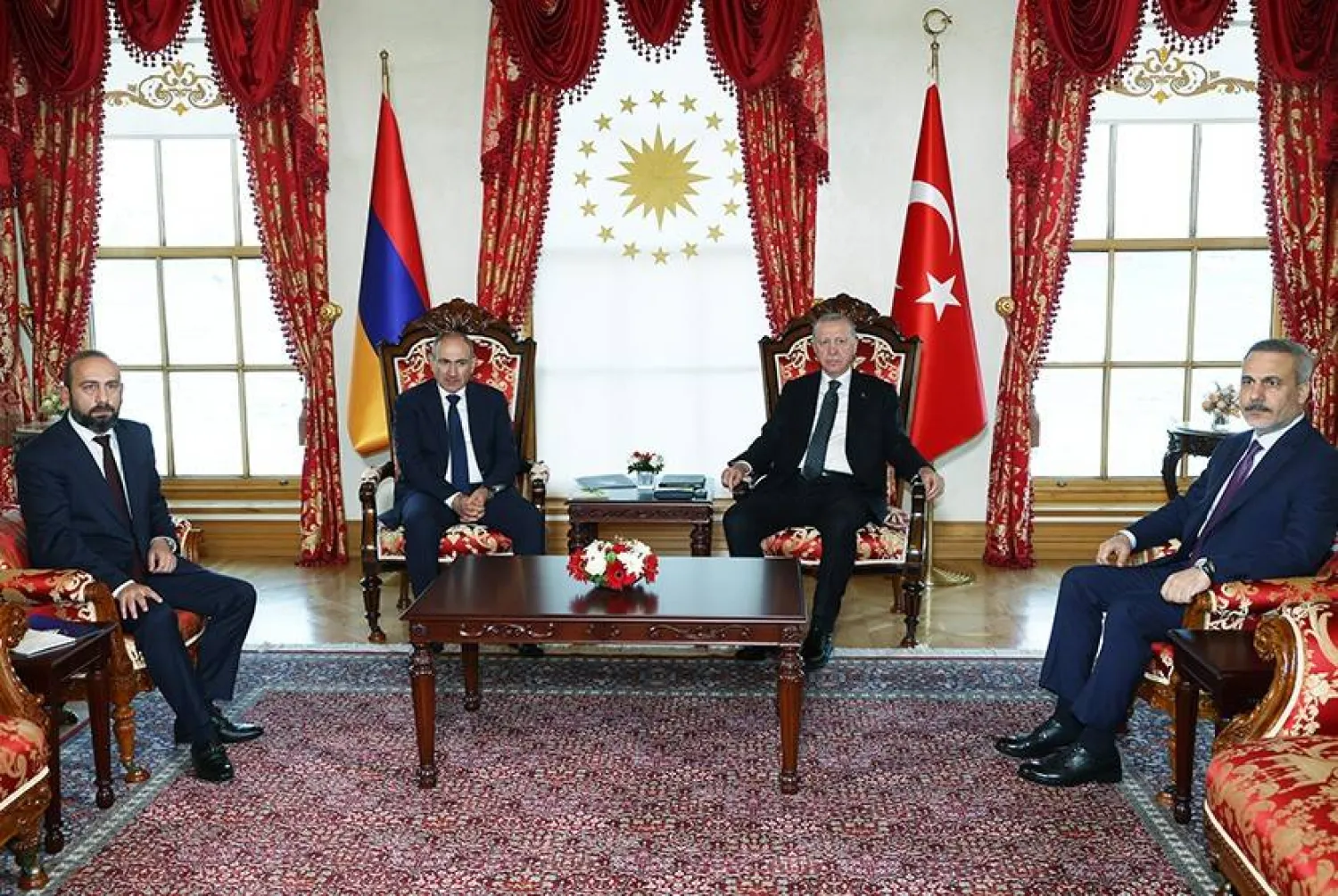 مباحثات بين الرئيس التركي رجب طيب إردوغان ورئيس الوزراء الأرميني نيكول باشينيان في إسطنبول خلال زيارة عمل قام بها لتركيا في 20 يونيو 2025 (الرئاسة التركية)